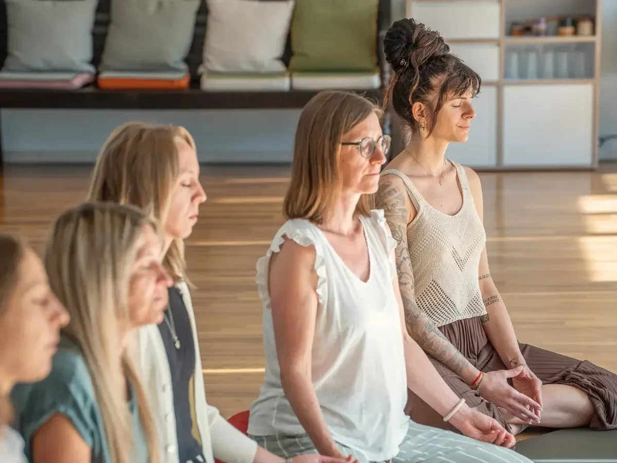 Frauen Meditation in Meditationslehrer Ausbildung