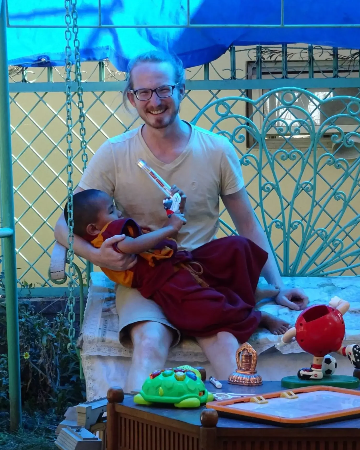 Simon Aeschbacher in einem Kloster in Kathmandu mit einem jungen Mönch