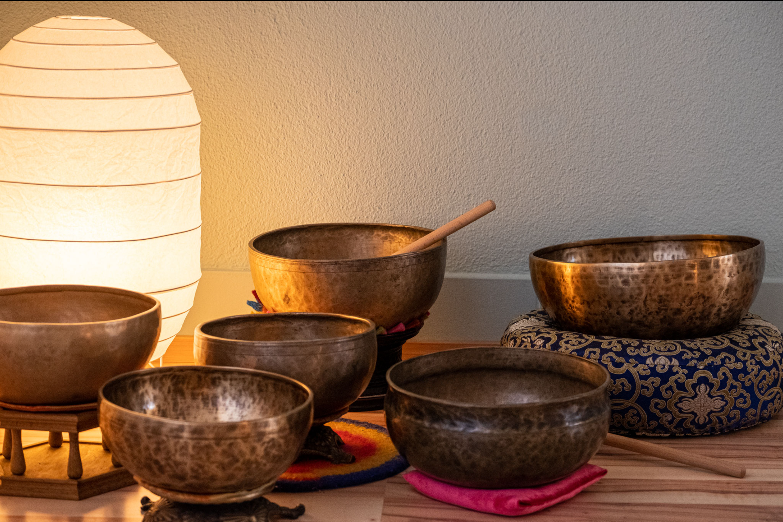 Schöne Klangschalen im Meditationsraum Uster