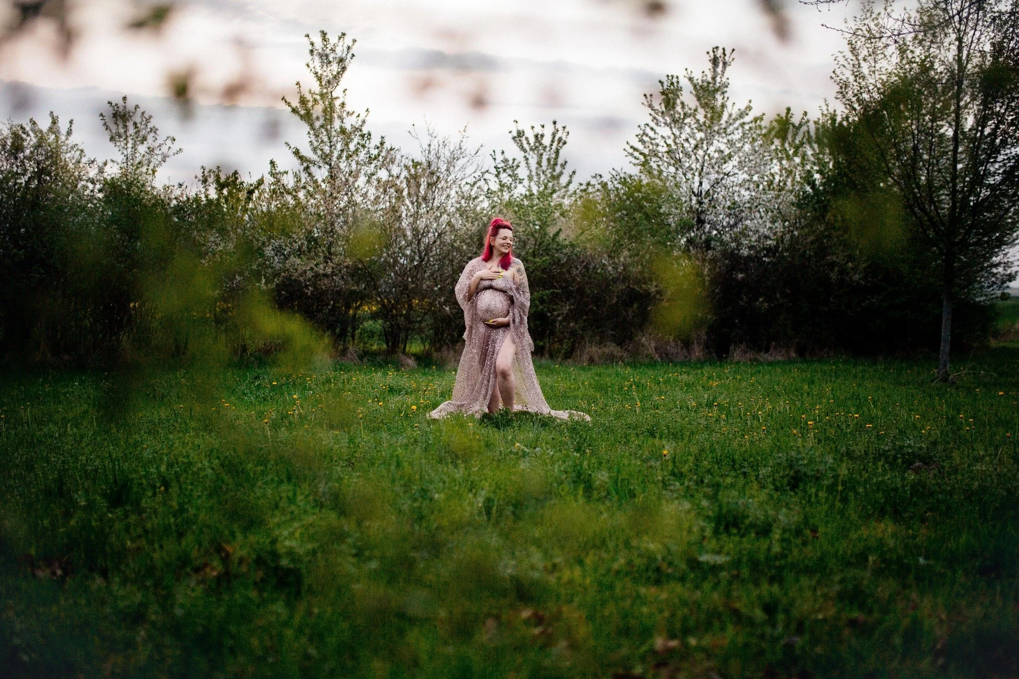 // Babybauchshooting //
Traumhafte Momente vor der großen Veränderung. Eine starke Mama, eine leise Vorfreude, pure Emotionen. Jede Linie erzählt eine eigene Geschichte von Liebe, Geduld und Hoffnung. Allein, aber niemals allein &nda