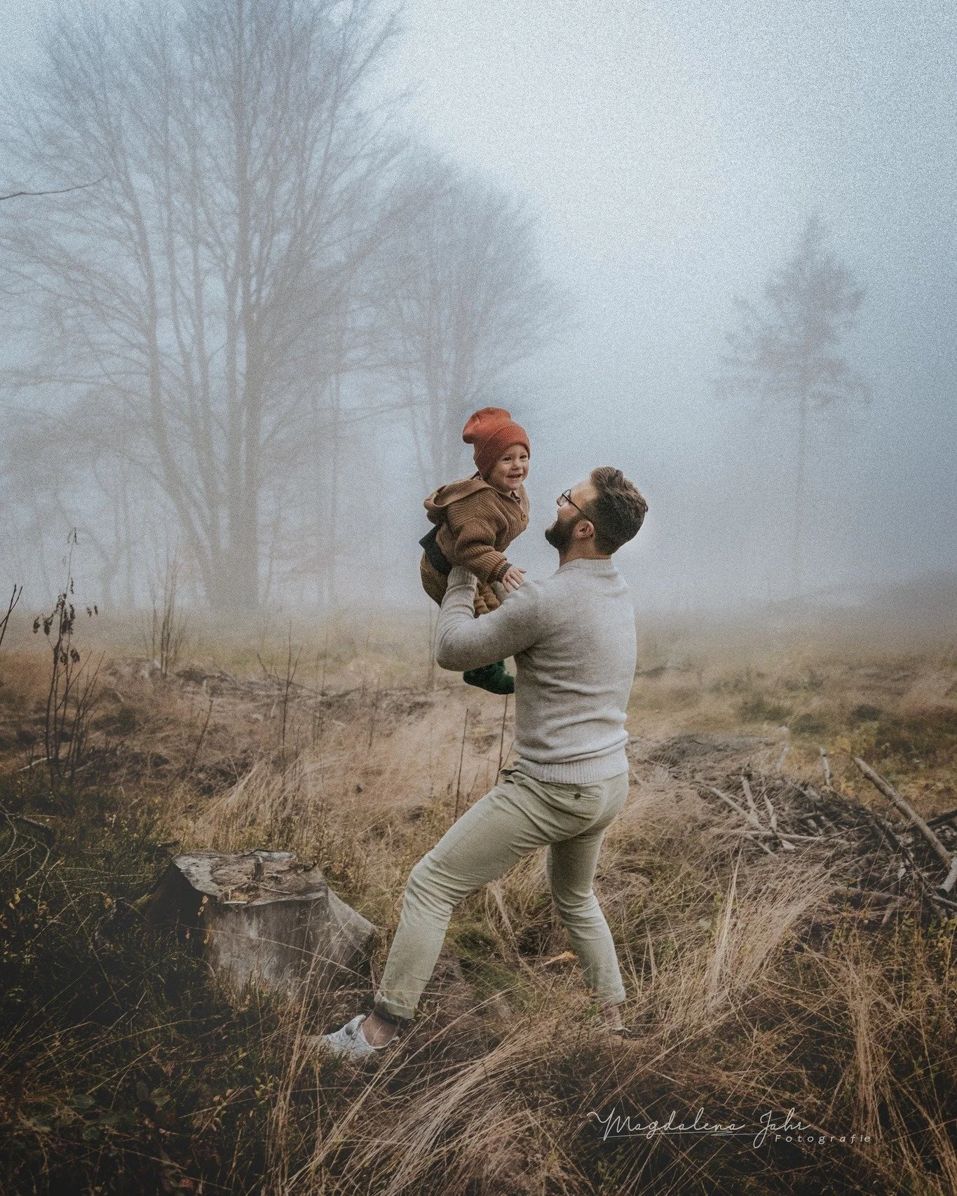 // Vater-Sohn-Momente //

#kinderfotografie #outdoorfotografie #familienfotografie #liebe #kinderaugen #herbst #nebel #erleben #familienzeit #abenteuer #entdecken #zittauergebirge #oberlausitz #fotografin

*Foto entstanden bei einem Coaching von @lic
