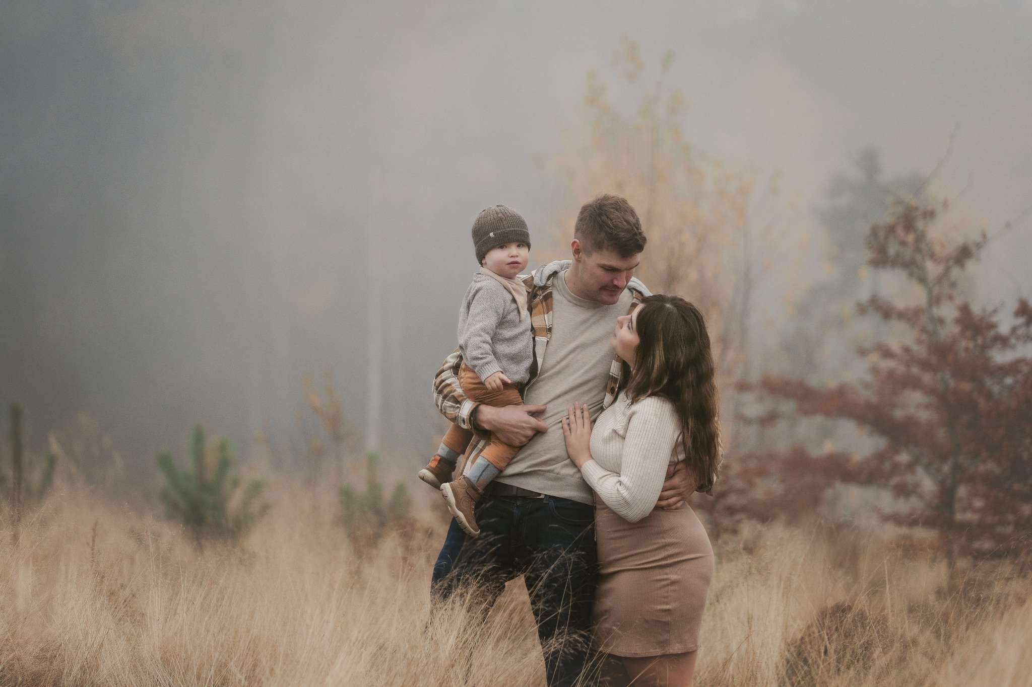 // Familienshooting im Nebel //

Der Nebel liegt dicht &uuml;ber der Welt, alles wirkt stiller, ged&auml;mpfter &ndash; und irgendwie magisch. In solchen Momenten wird mir bewusst, wie wertvoll die kleinen Dinge sind: das Lachen meiner Familie, die W