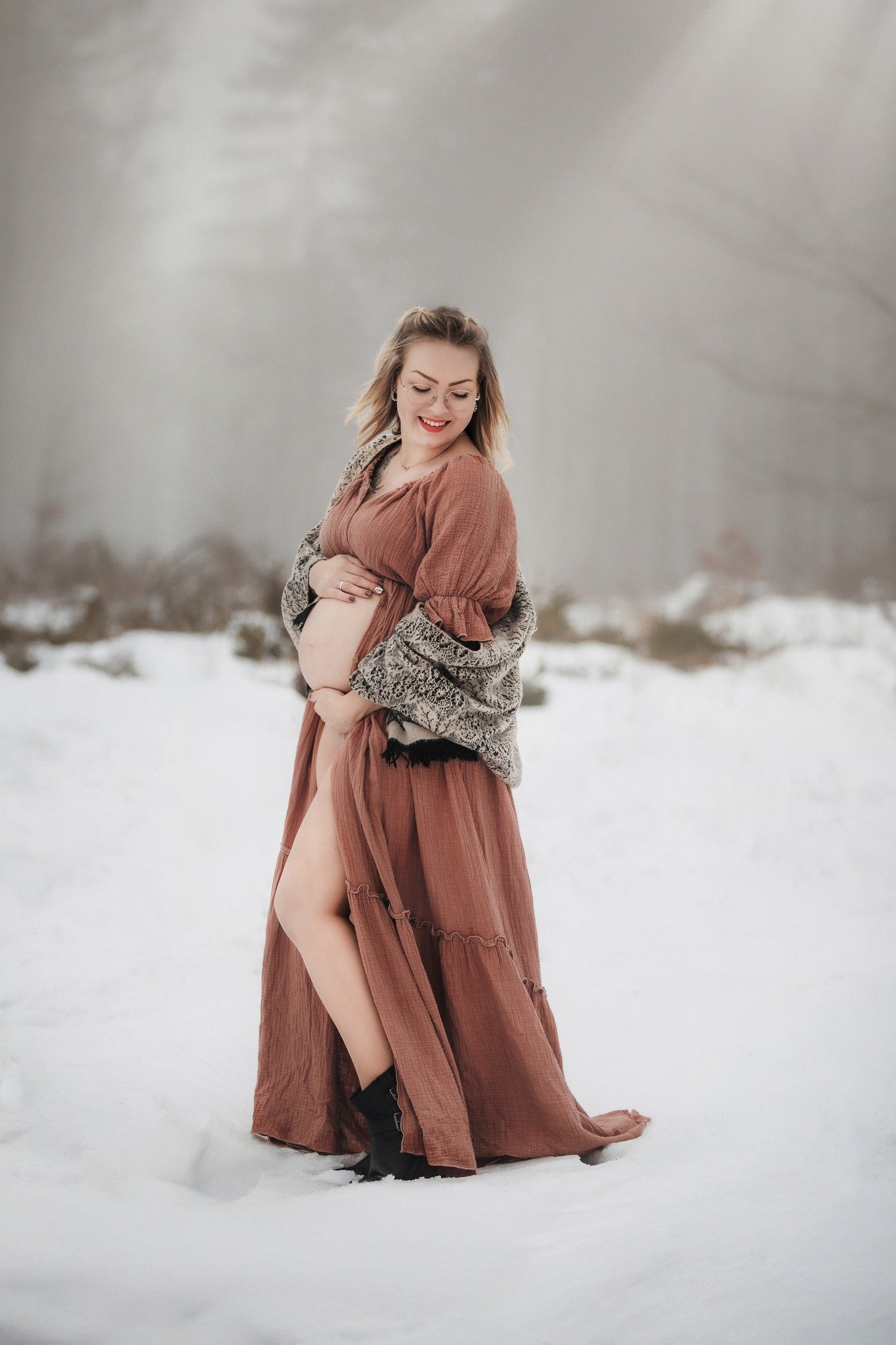 // Babybauchshooting //

Winterzauber im Gebirge.
Schneebedeckte Landschaften, mystischer Nebel und diese besondere Stille, die nur der Winter kennt. Die K&auml;lte auf der Haut &ndash; und gleichzeitig so viel W&auml;rme im Herzen.

Ein Babybauchsho