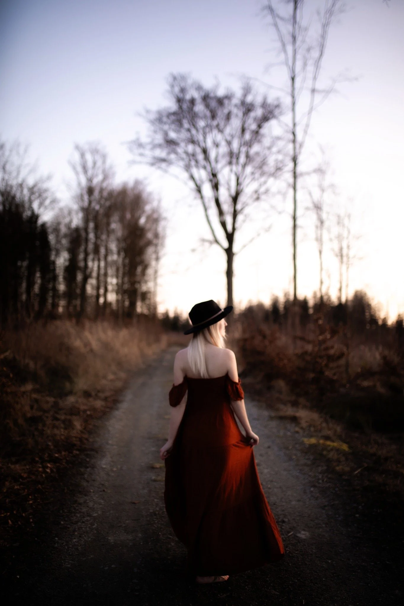 // Waldbaden //

"Sie trat in den Wald, als w&uuml;rde sie eine andere Welt betreten.
Das Licht des Sonnenuntergangs schien wie ein letzter Zauber zwischen den B&auml;umen und ihre Schritten trugen sie leicht.

Mit jedem Schritt wurde es stiller
