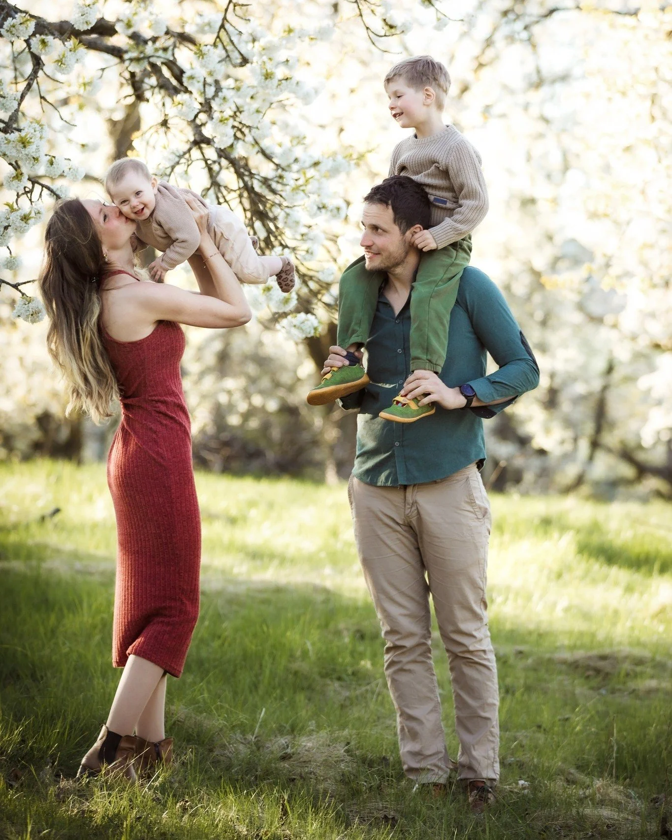 // Familienmomente //

Zwischen zarten Kirschbl&uuml;ten, fr&ouml;hlichem Kinderlachen und innigen Umarmungen entstehen die sch&ouml;nsten Erinnerungen. 💕

Bei diesem Familienshooting durfte ich echte Emotionen, kleine Gesten und gro&szlig;e Gef&uum