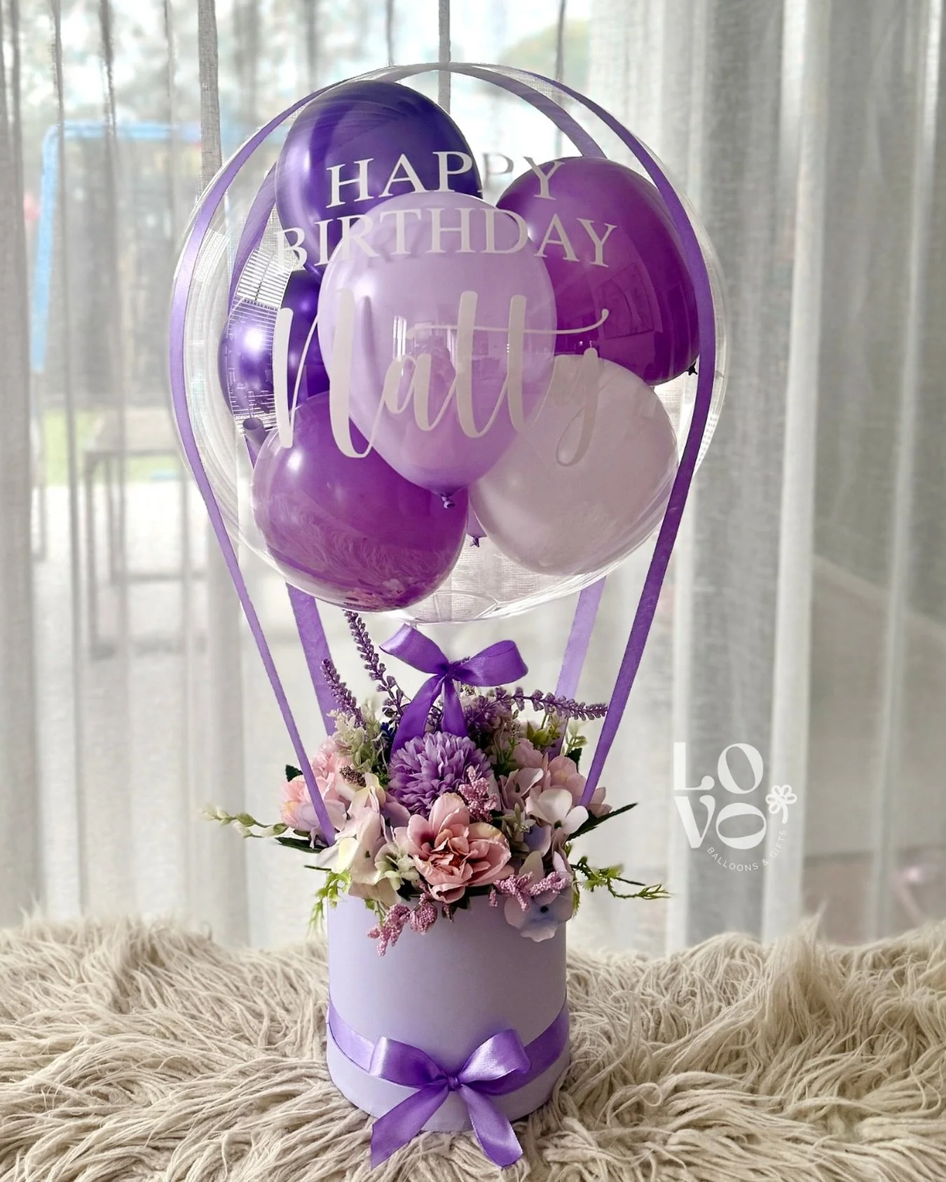 💜💐FLORAL BLISS 💐💜
Hot Air Balloon Gift in Purple
#LovoBalloonsAndGifts #LovoBalloon #balloonbouquet ##brisbaneballoons #brisbaneballoonartist #balloonartistaustralia #balloondecor #hotairballoonhamper #purpleballoons