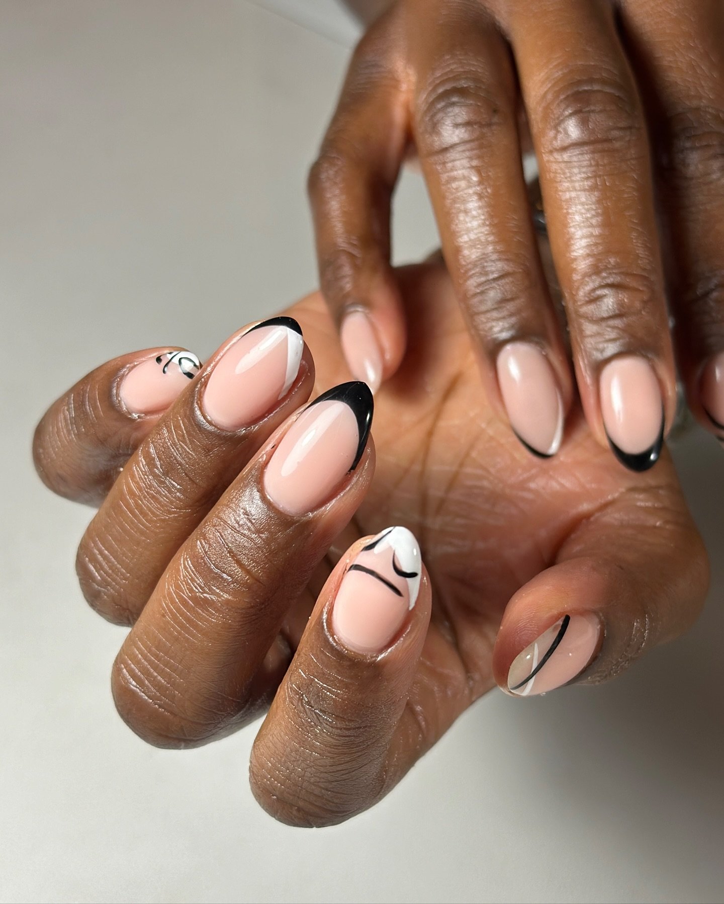 🖤 &amp; 🤍 

#monochromenails #nailart #nailartist #nailsofinstagram #naildesign #naillove #blackandwhite #nailinspo #nailideas