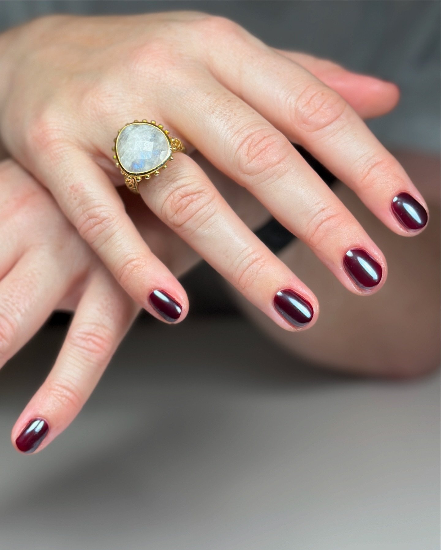 Manor but make it chrome 🤍🧊! 

#chromenails #deepred #gelpolish #shortnails #healthynails #shinynails