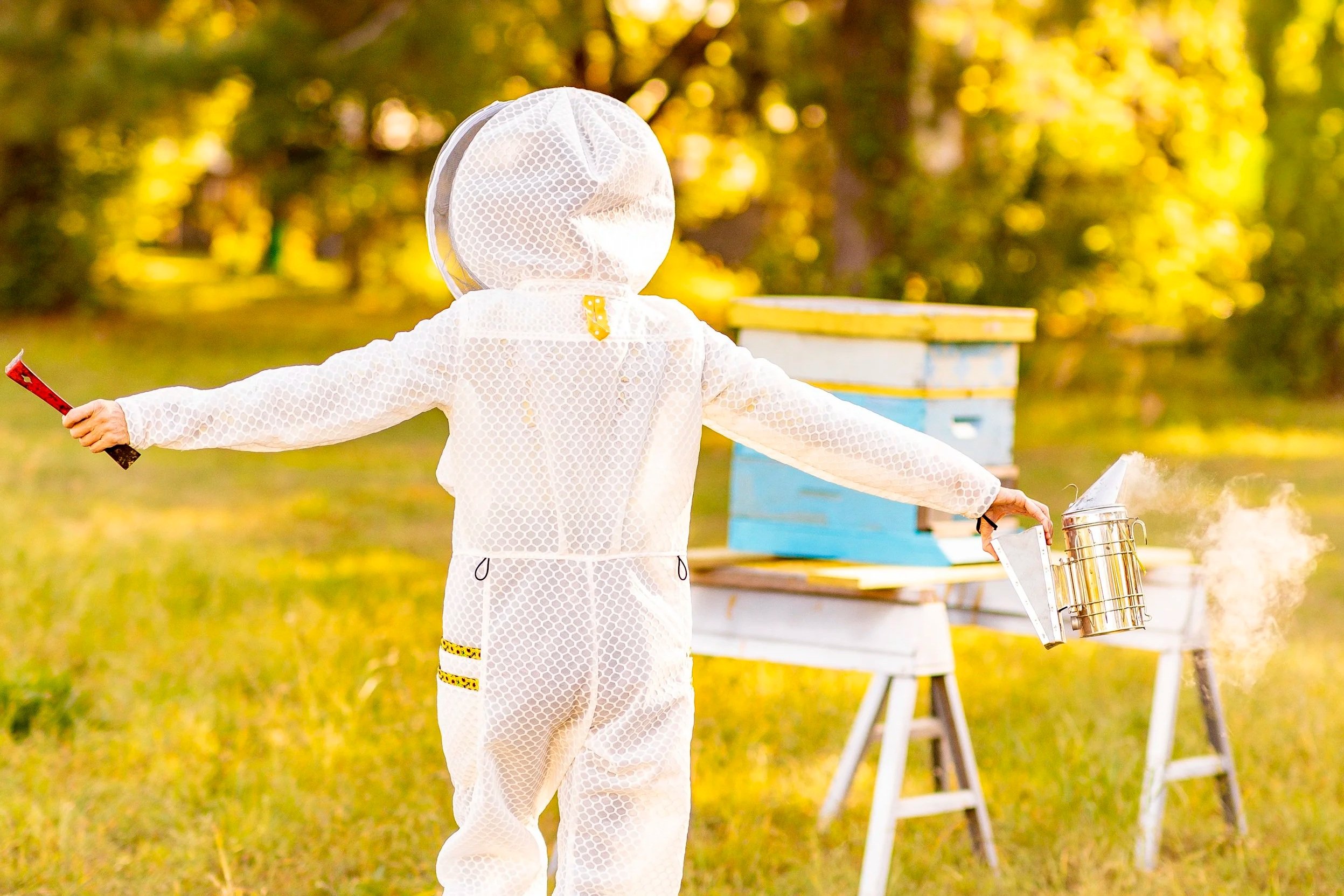 Woman beekeeper wearing the Jeometry Beewear™ Sunny Suit  in the summer heat
