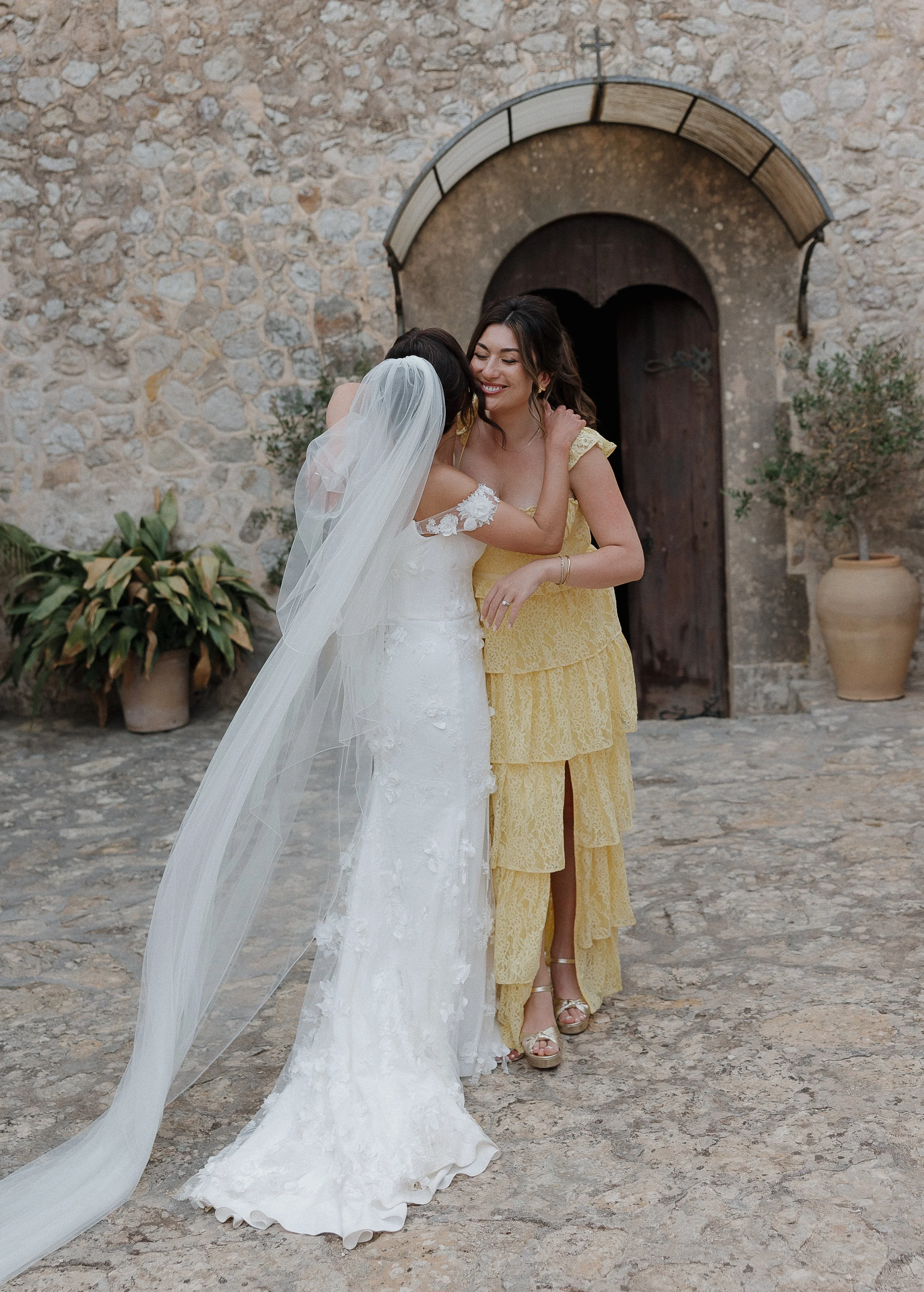 candid-wedding-moment-mallorca-wedding-photographer.jpg