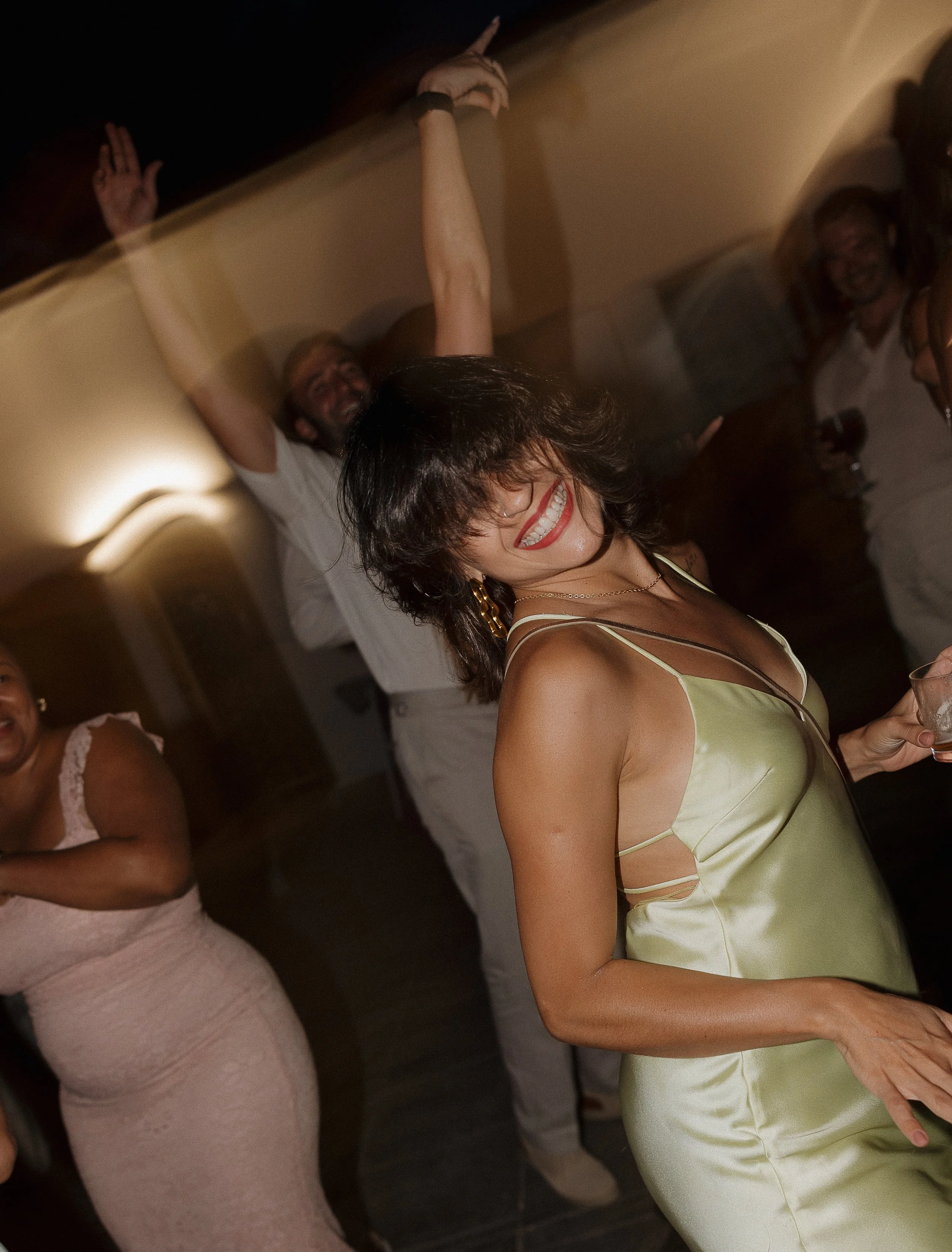 malaga-wedding-dance-floor-candid-02.jpeg