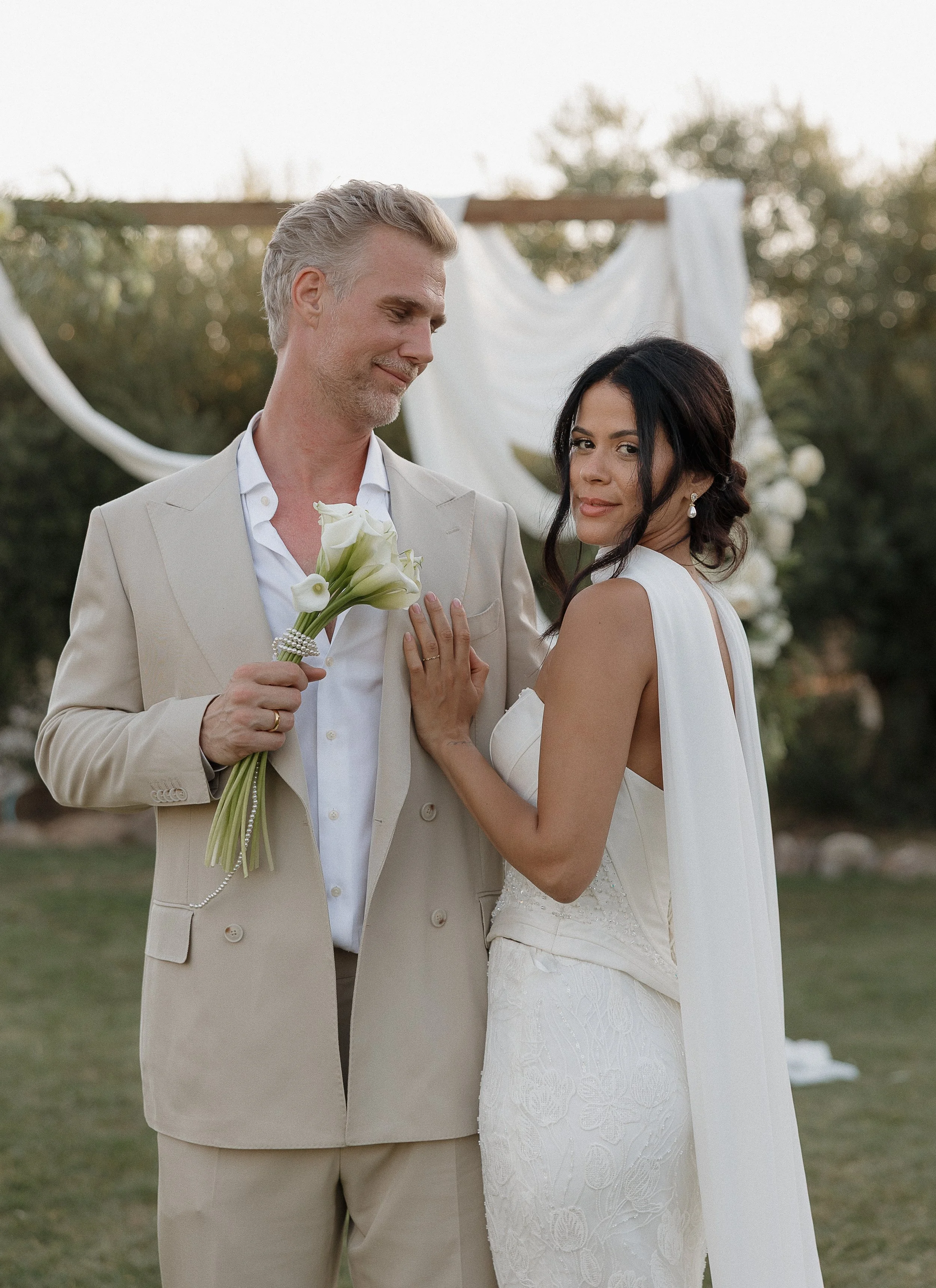 Editorial-style portraits blending natural light and scenery.