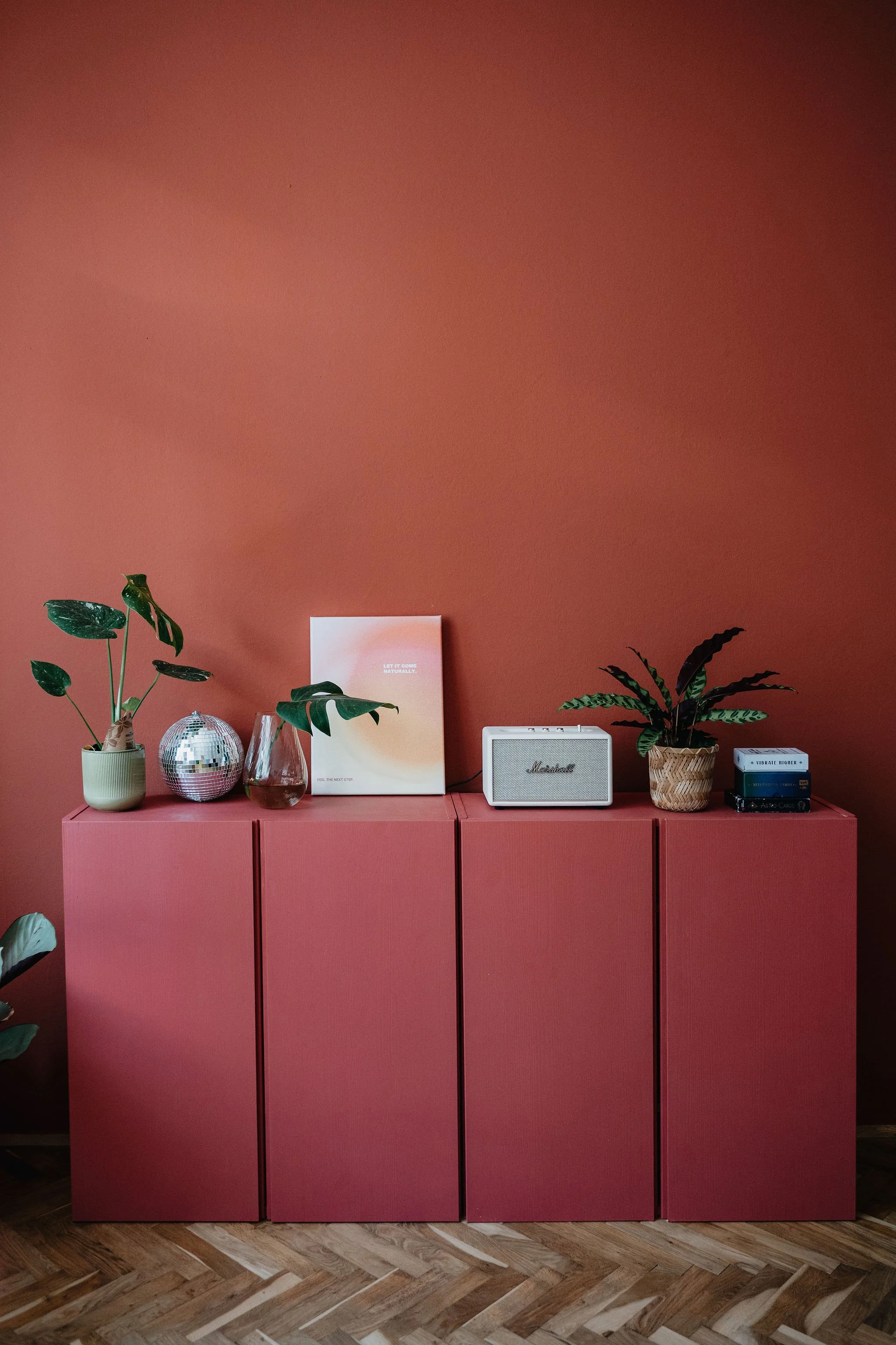 Terrakotta-Wand mit Sideboard