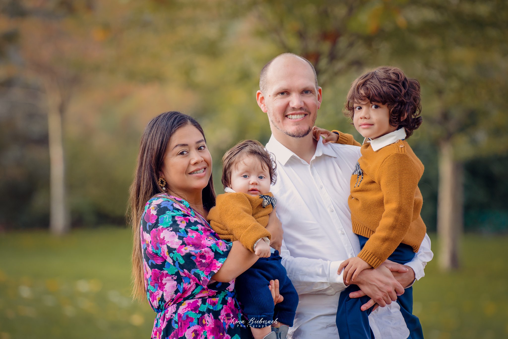 Portrait d"une famille avec deux enfants dans le parc Montsouris lors d'une séance photo d'automne