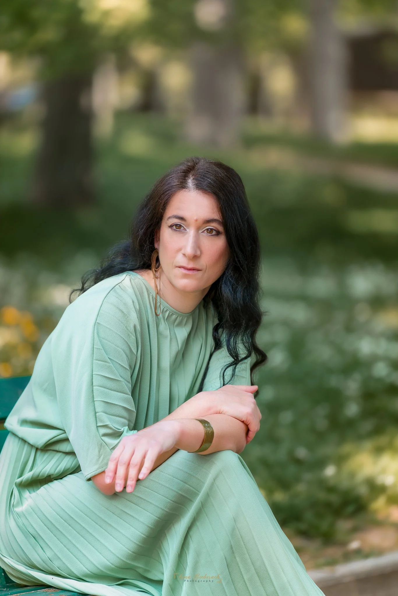 Jeune femme profite d'un moment de détente dans la nature 