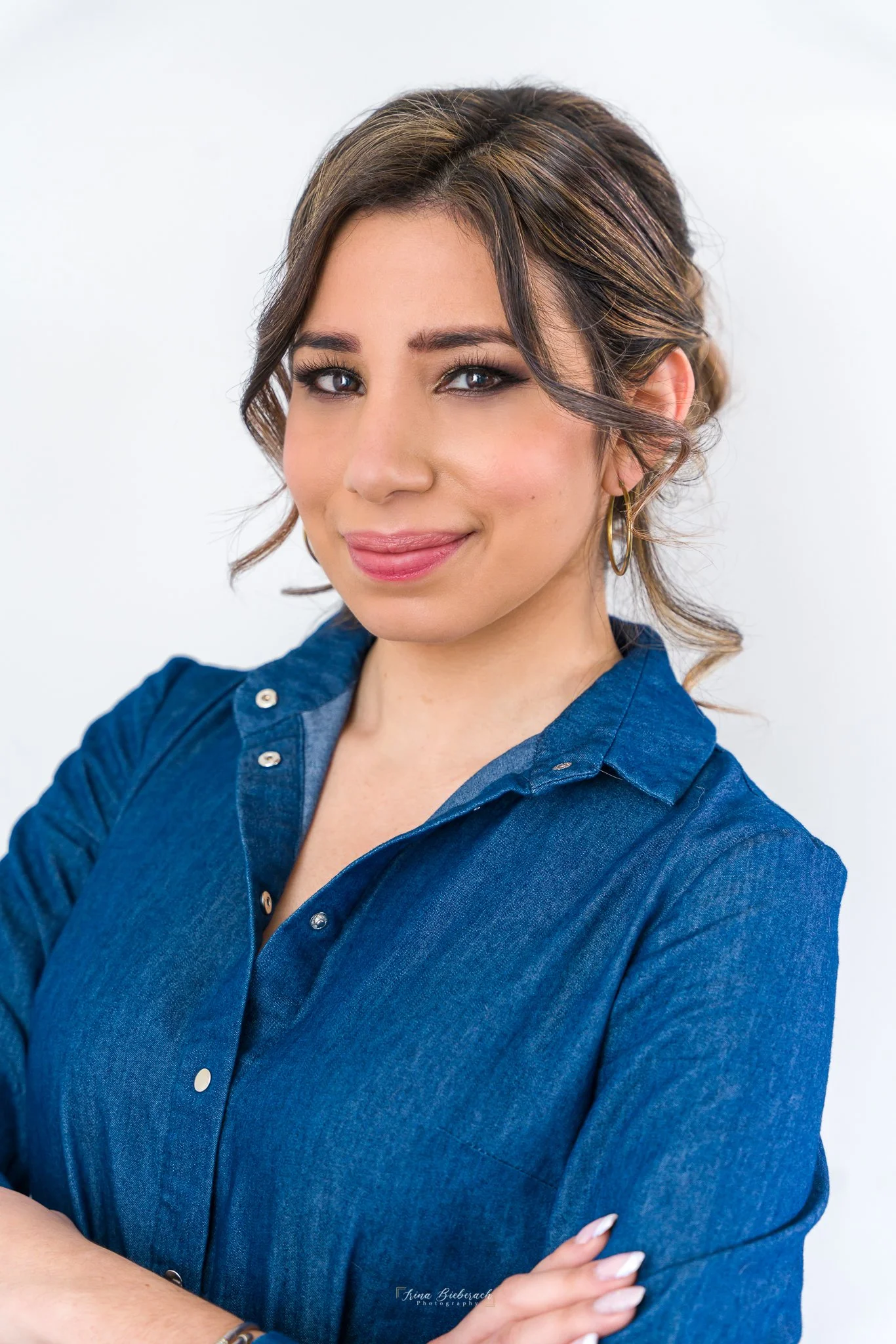 Headshot femme jeune habillée en bleu