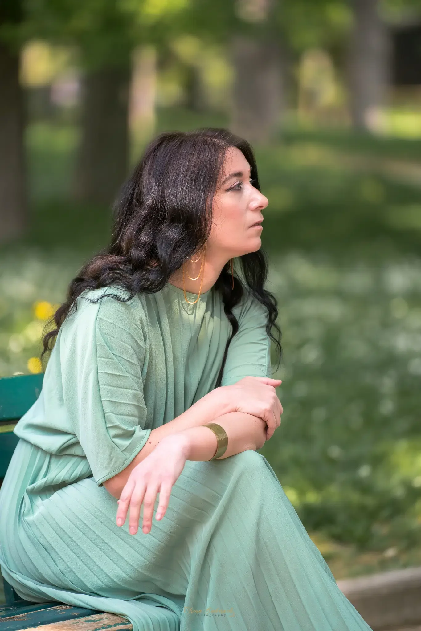 Portrait en plein air d'une jeune femme dans un jardin de Paris 16ème