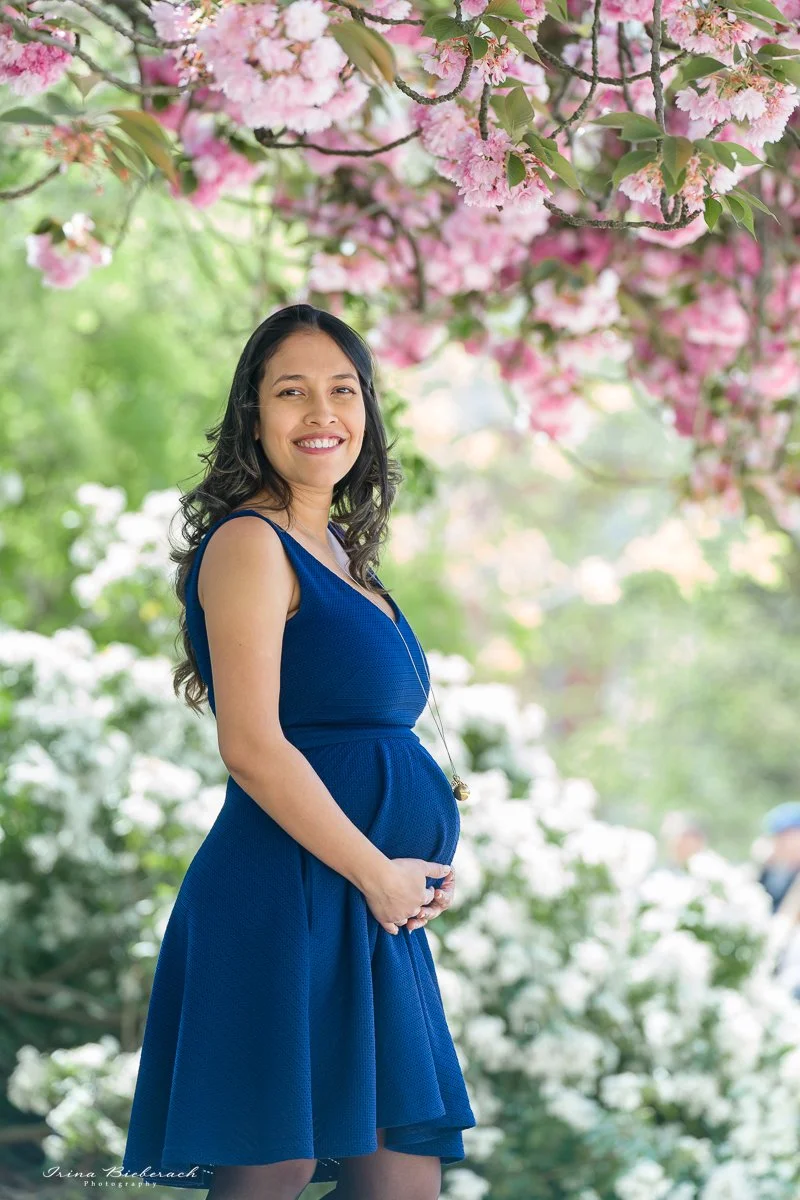 Jeune femme enceinte sous un cerisier Japonais