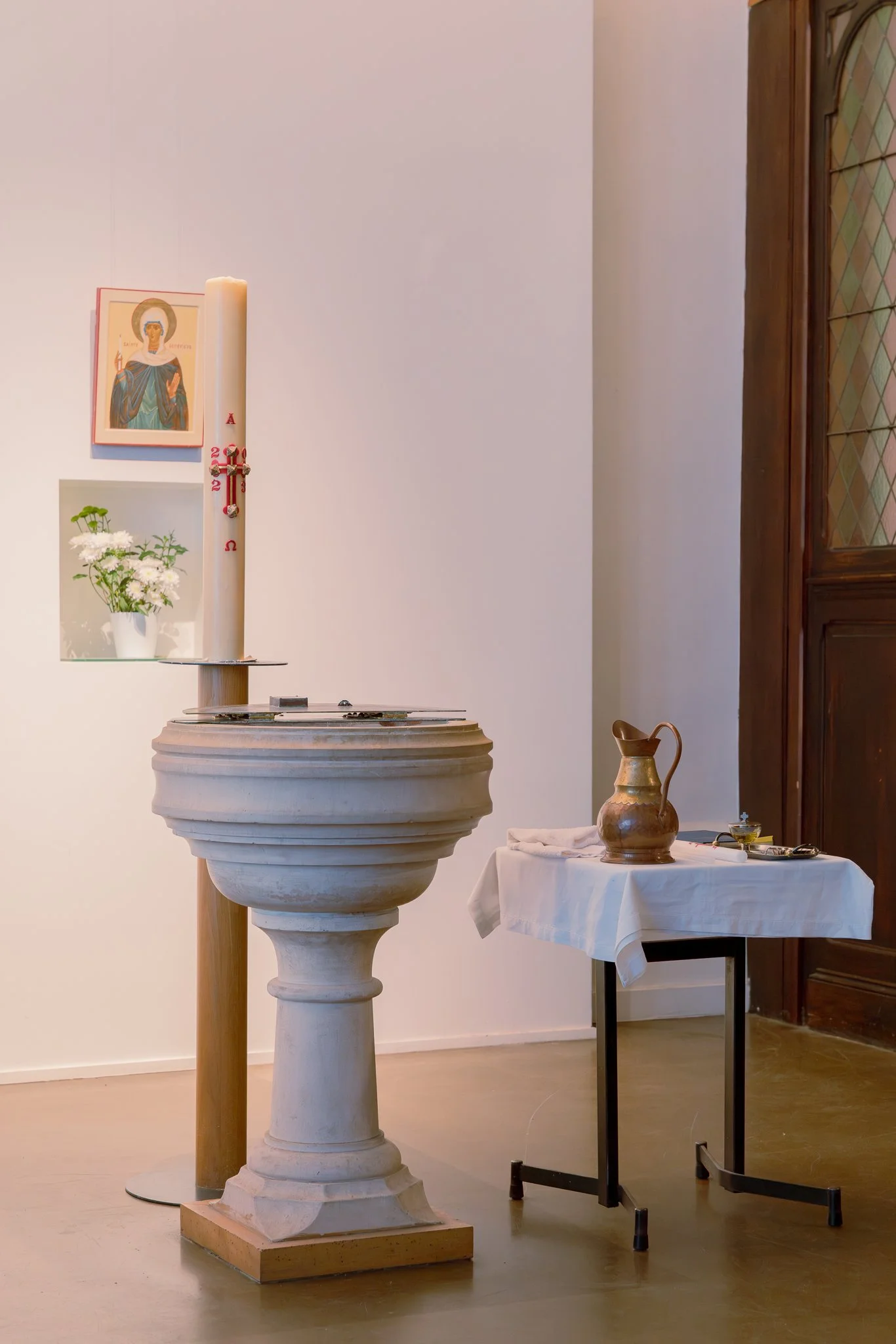 Intérieur d'une Eglise à Paris 15eme lors d'un baptême