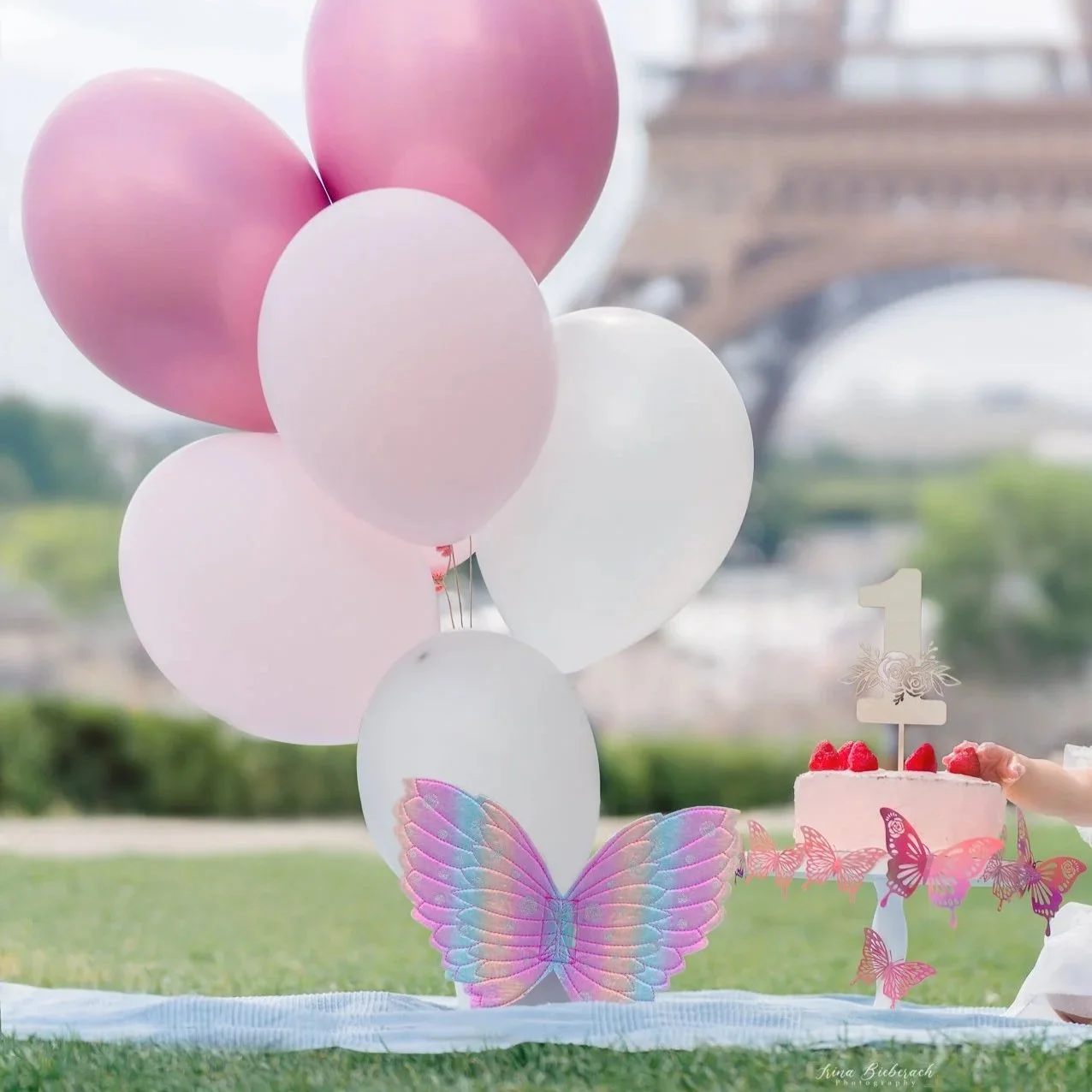Gâteau et ballons roses et blancs pour un smash the cake devant la Tour Eiffel