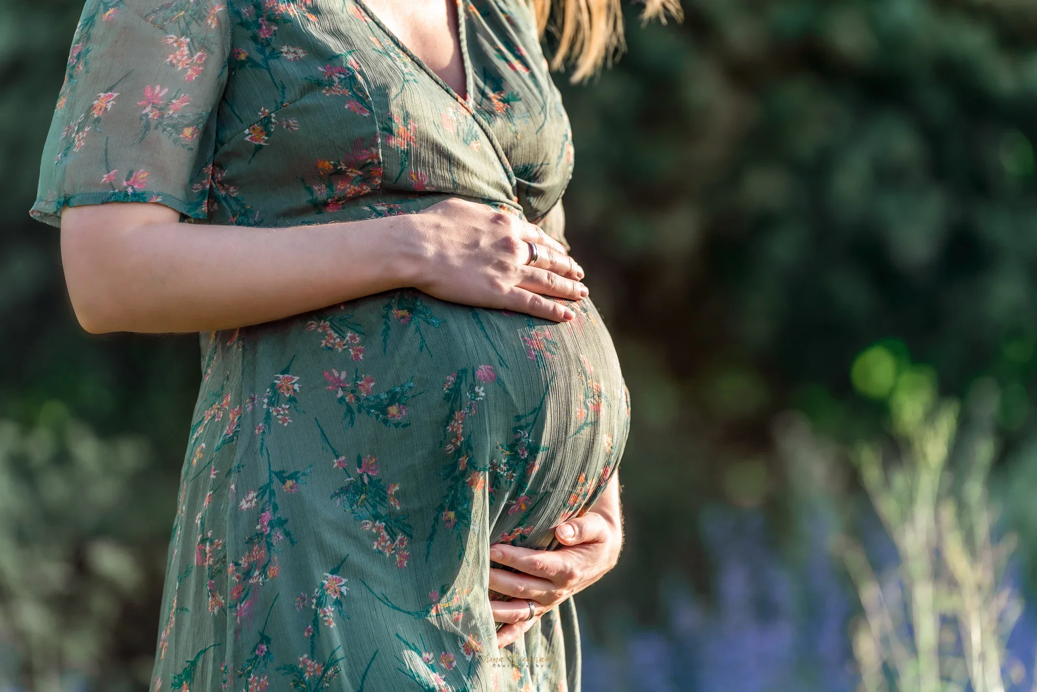 Ventre rond d'une future maman pendant un shooting photo en extérieur à Paris
