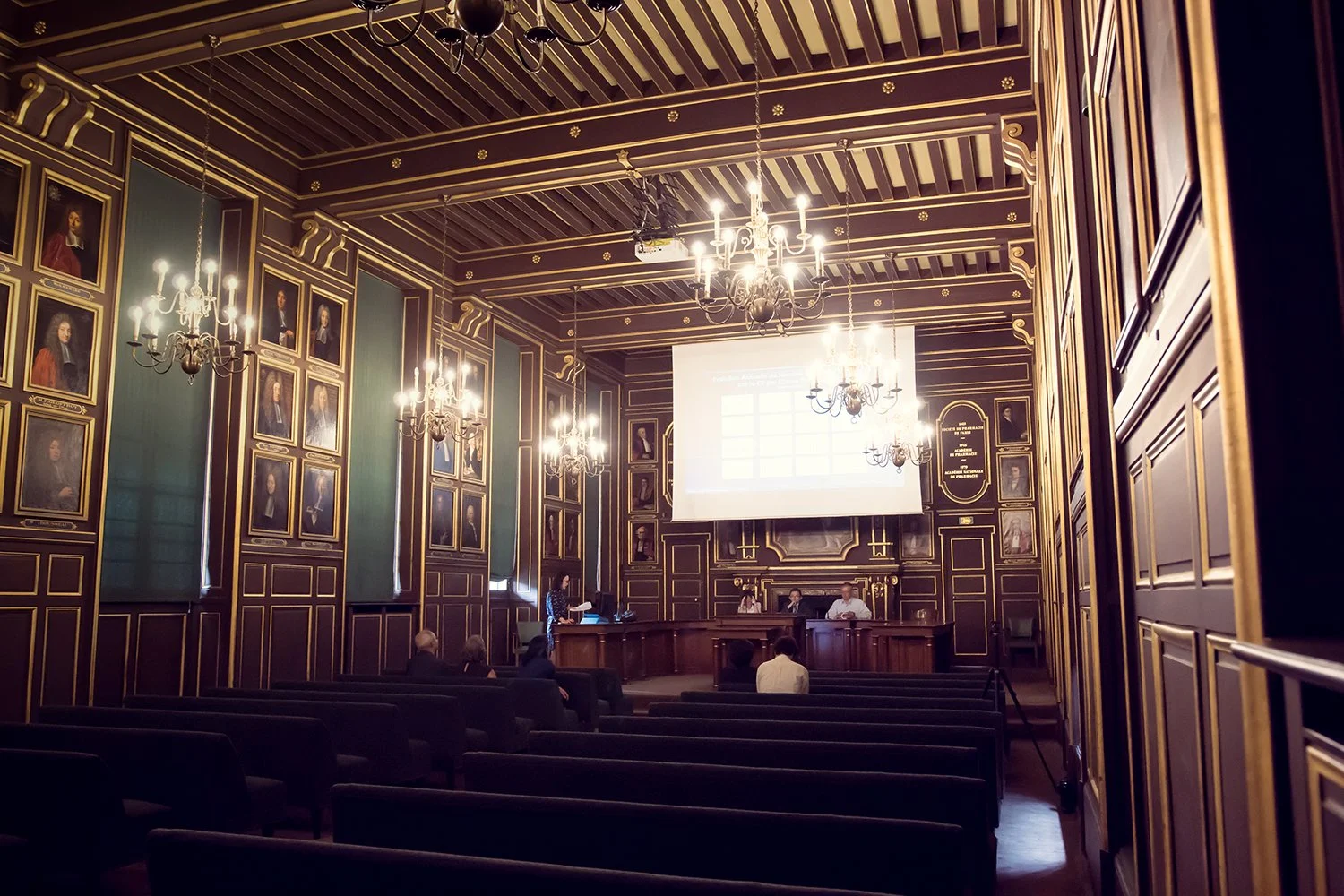 Salle de soutenance d'une université Parisienne