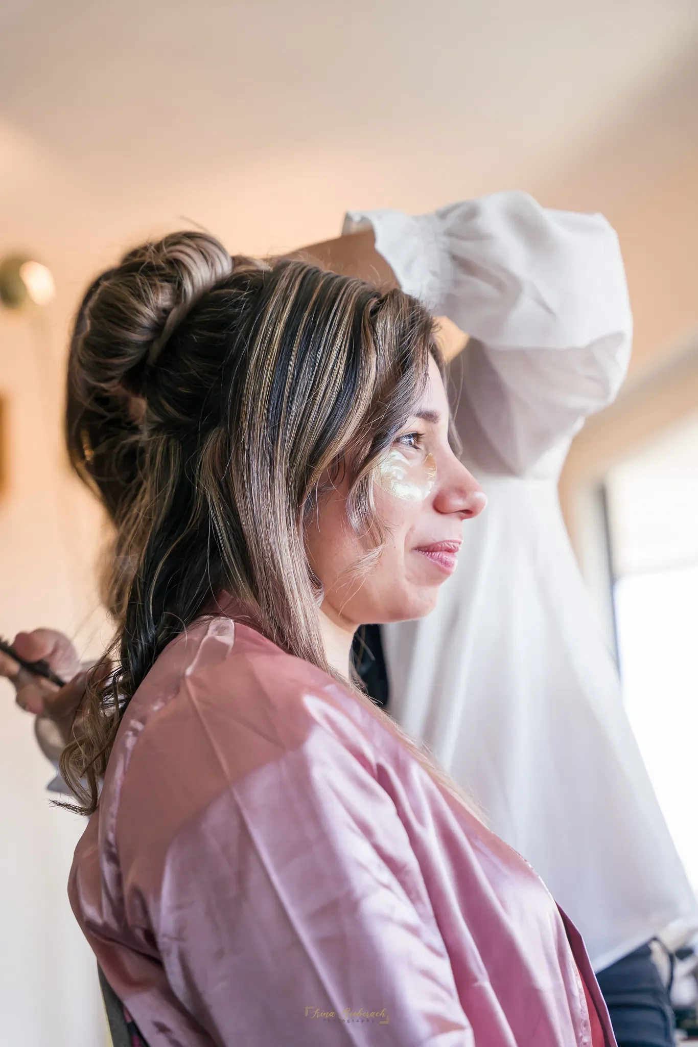 Préparation et soins par maquilleuse avant shooting photo à Paris 15
