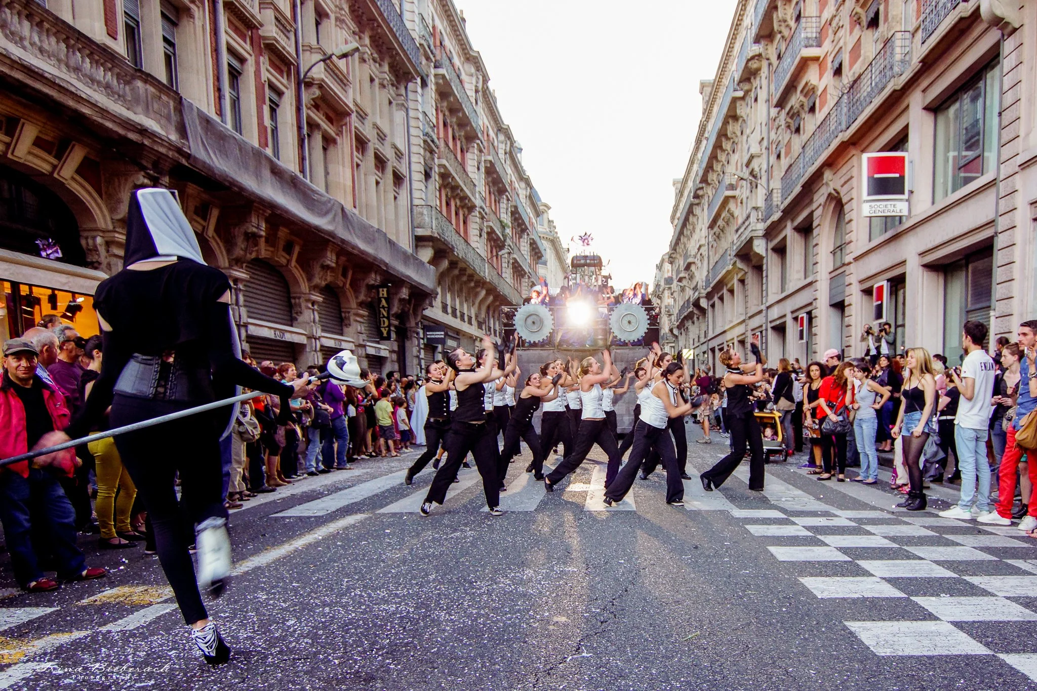 groupe danse devant char spectacle rue paris