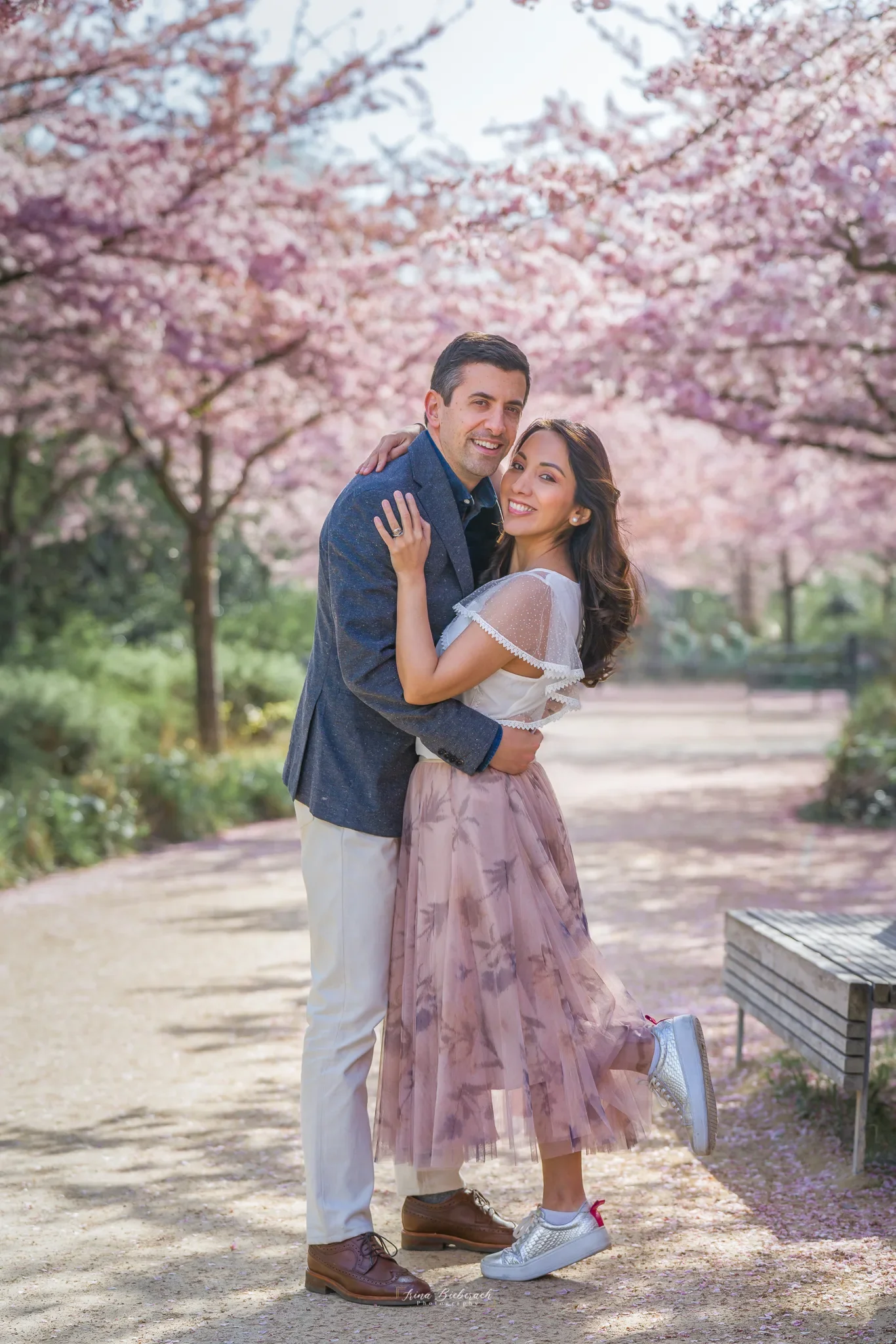 Shooting photo de couple sous l'allée de cerisiers  en fleurs Paris