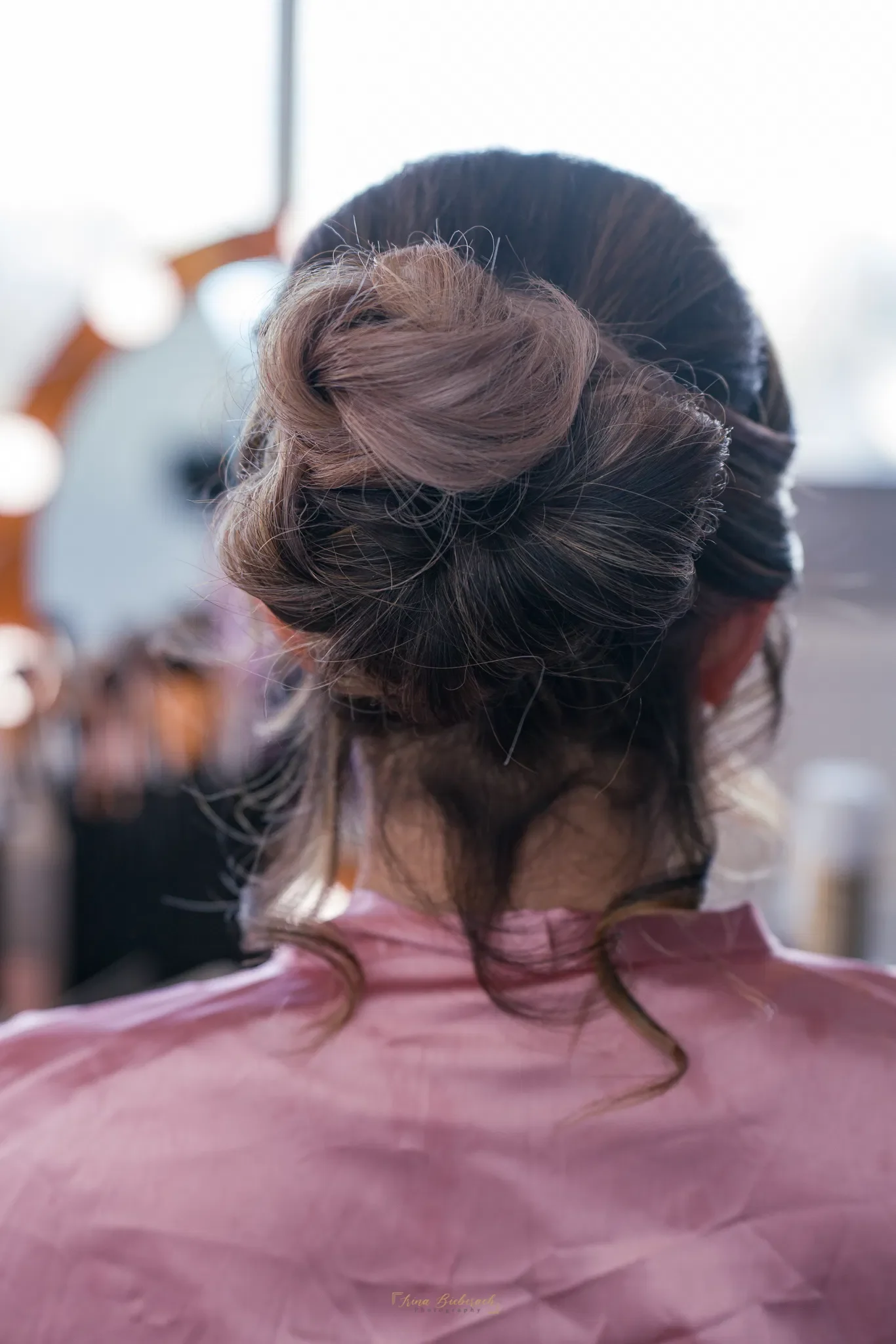 Coiffure de femme en chignon pour une séance photo de portrait