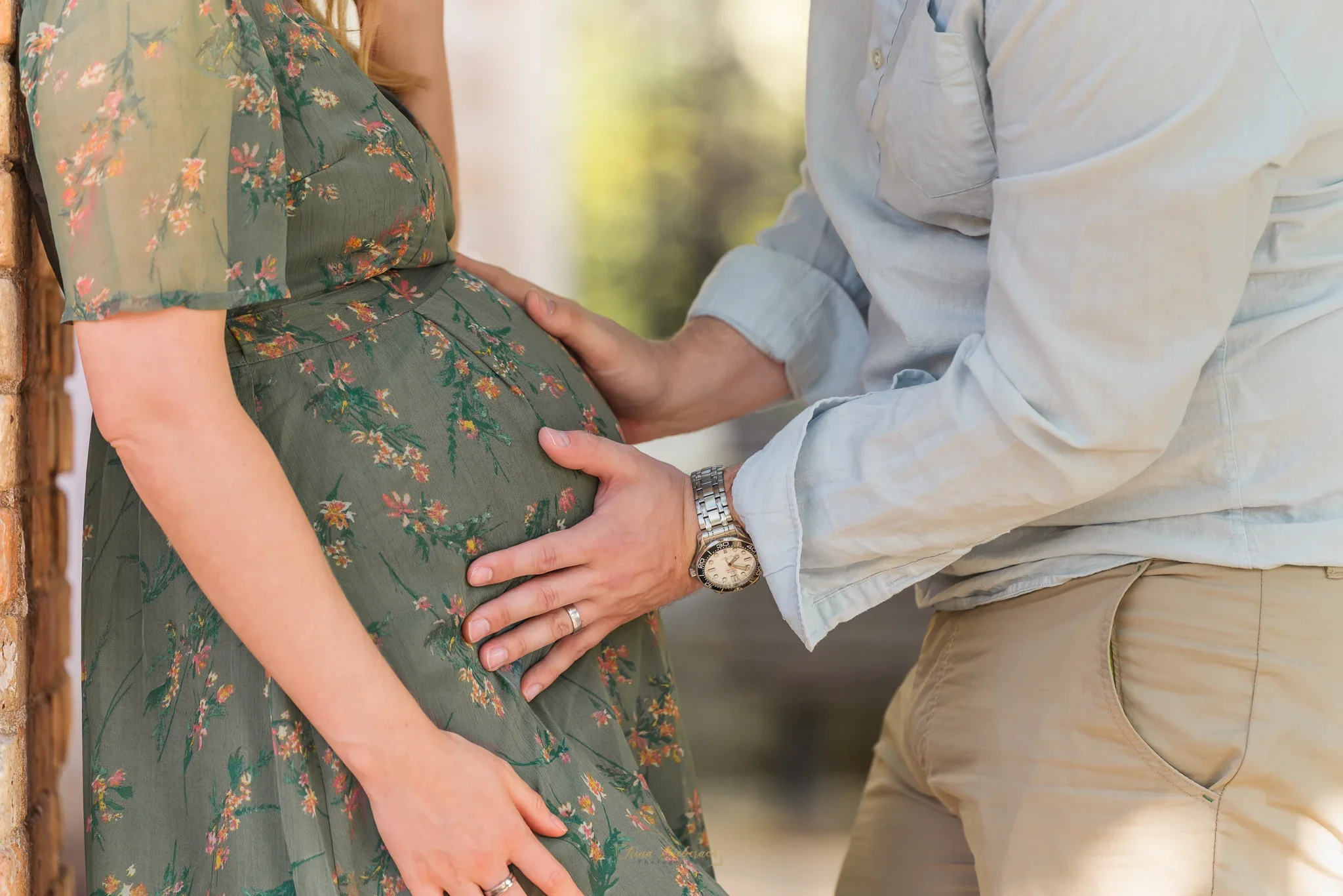 Mains d'homme touchent le ventre de femme enceinte pour des photos de coupleà Paris