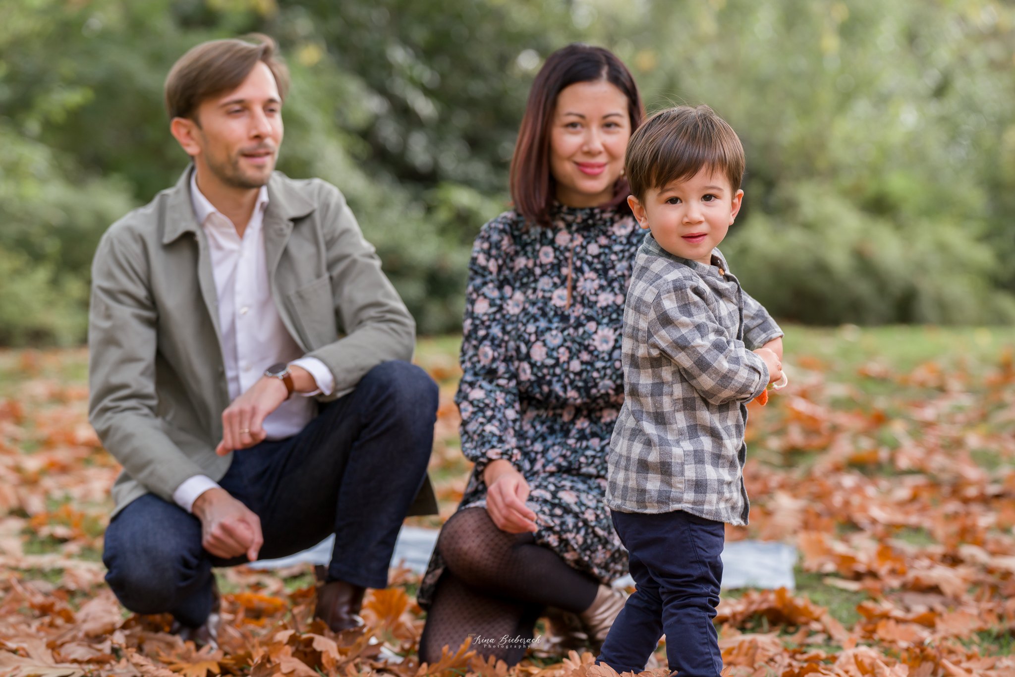 Famille au Parc Monstouris entre les feuilles sèches oranges d'automne 