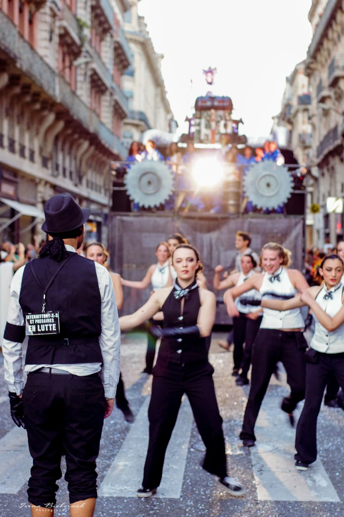 danseuses mouvement synchronise spectacle rue