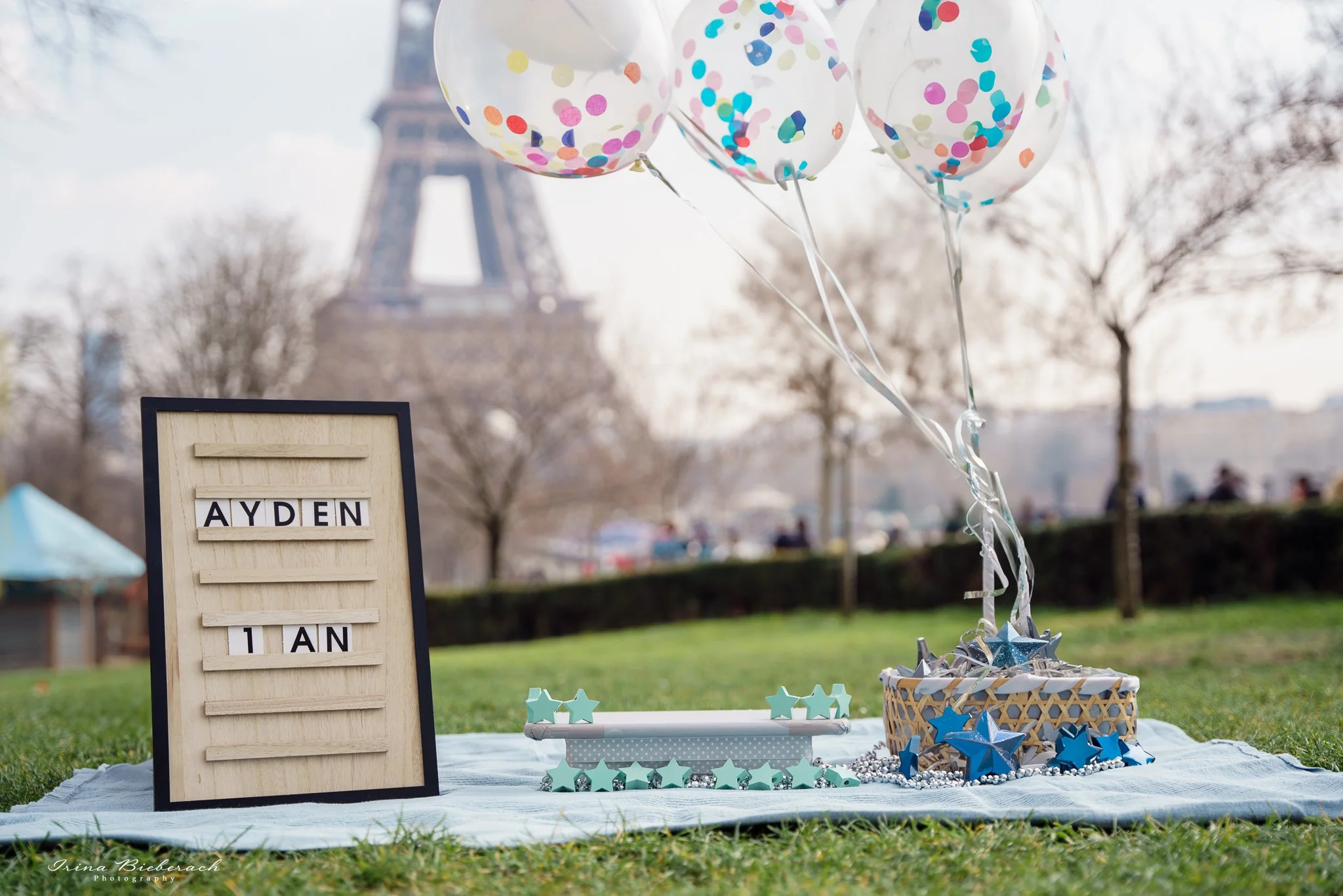 Décoration pour shooting photo Smash the cake à Trocadero devant la Tour Eiffel support pour gâteau, nappe de pique nique, ballons hellium  colorés et tableau de prénom 