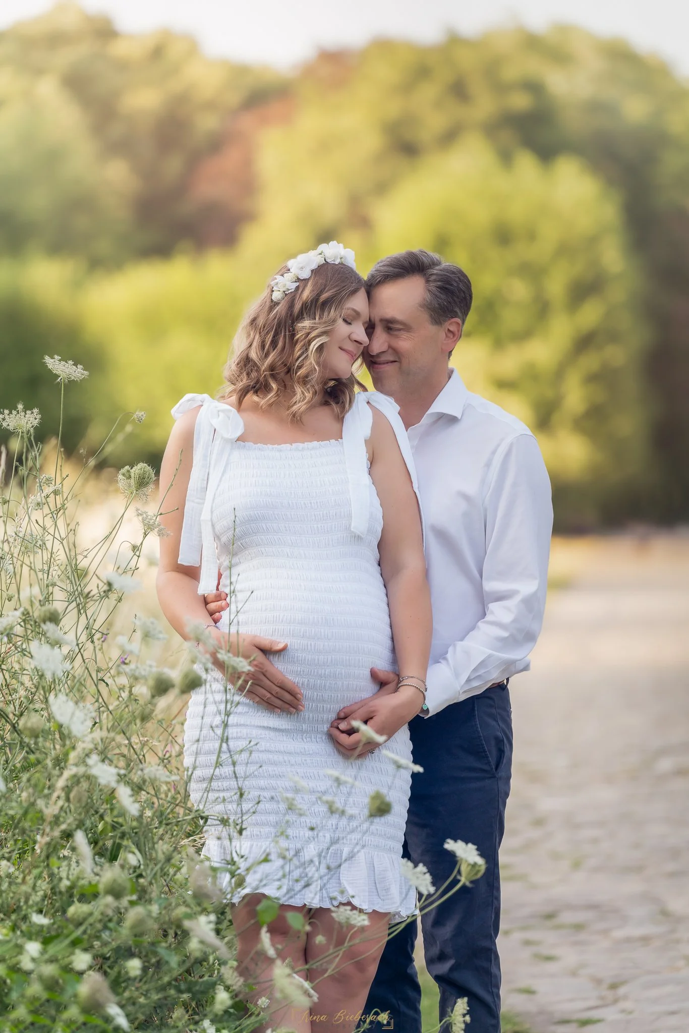Femme enceinte doucement se repose contre son époux entre la nature du par de l'Ile Saint Germain