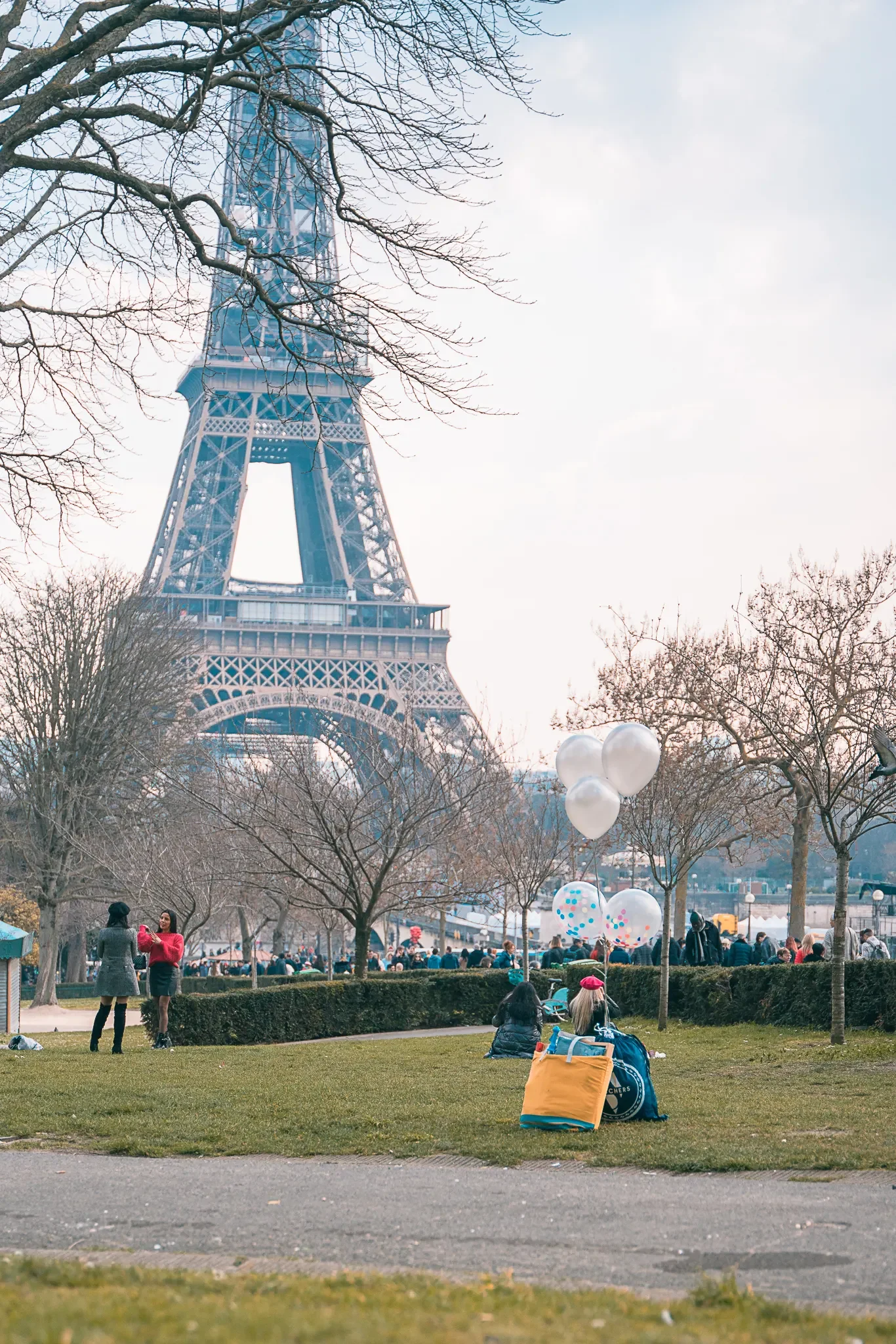 Tour Eiffel à Trocadero foule lors de la séance photo Smash the Cake