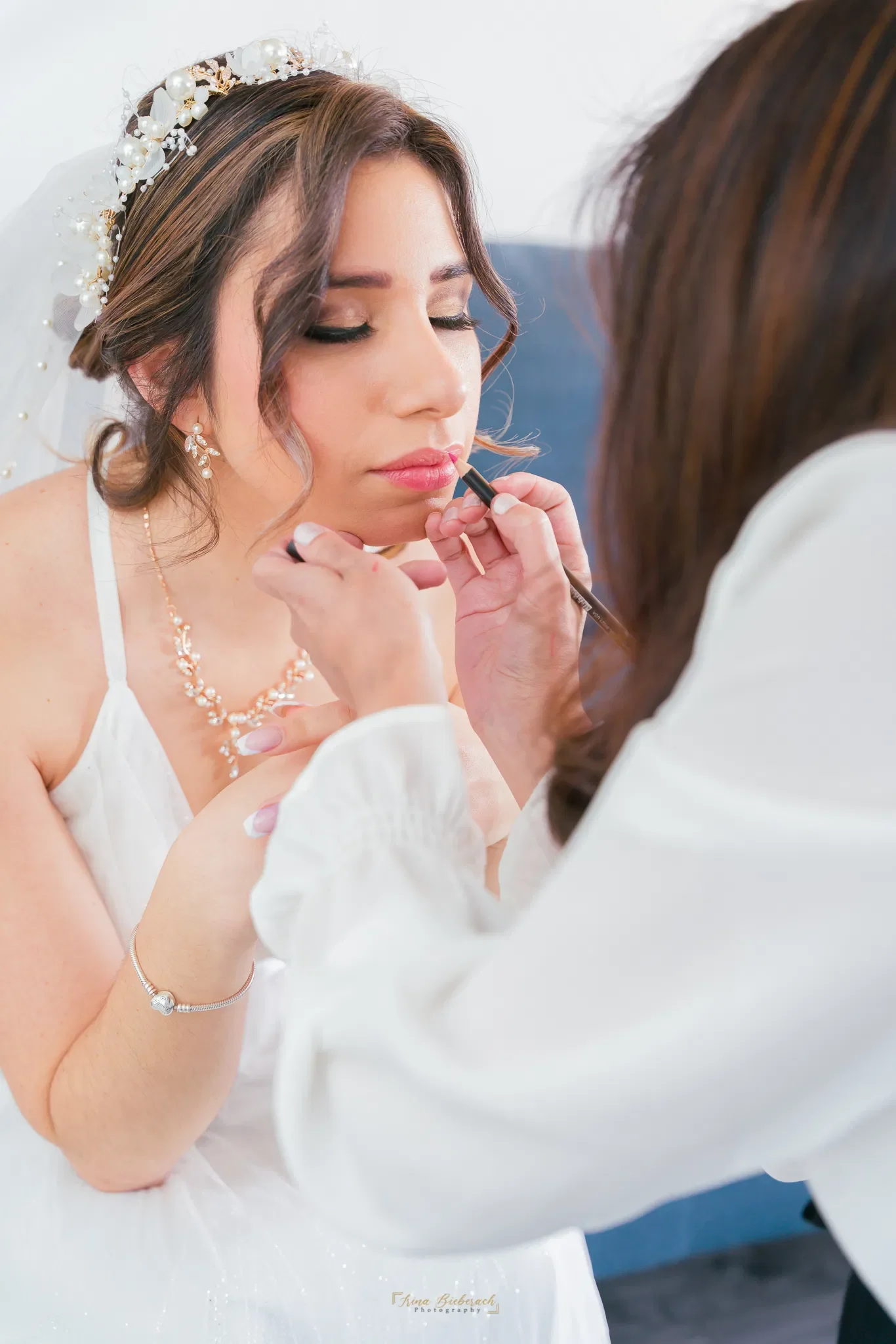 Mariée en préparation du maquillage à Paris