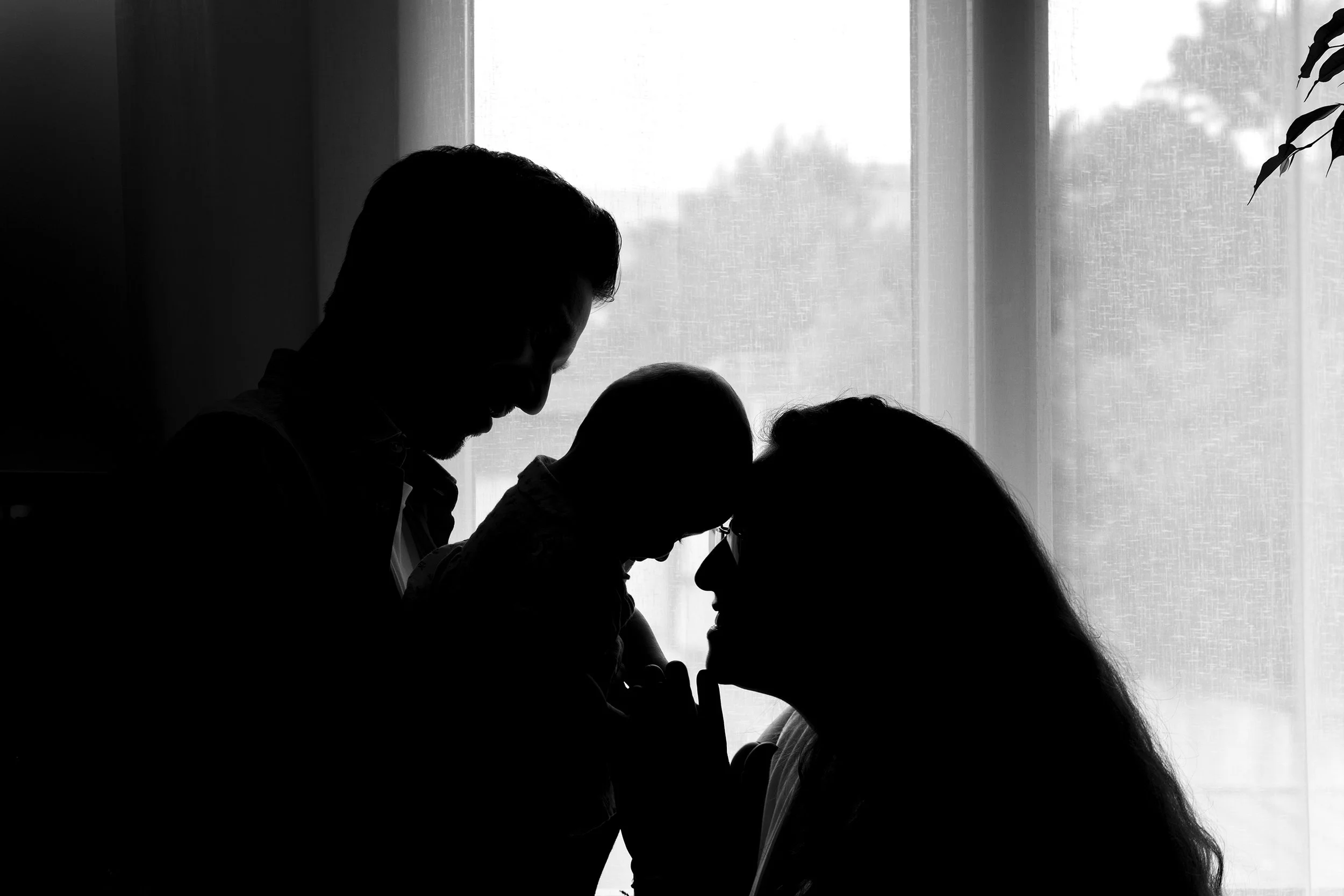 Silhouette de une famille avec bébé devant une fenêtre d'appartement dans Paris 12e