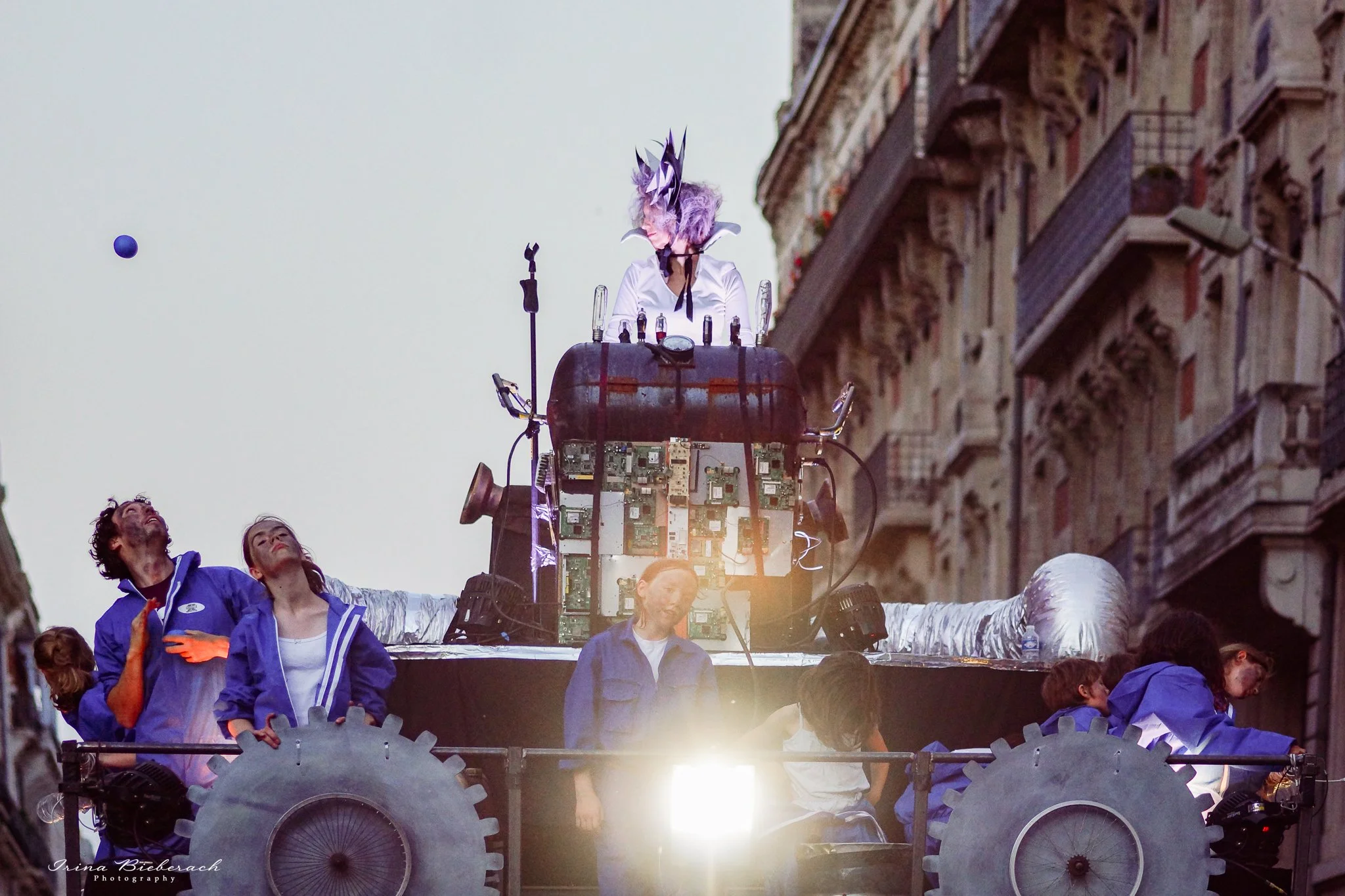 parade danse rue char lumineux public paris