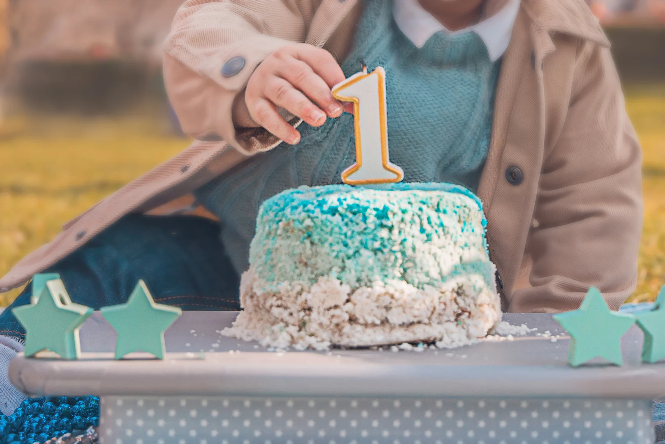 Bougie un an sur gâteau d'anniversaire bleu et blanc pour un shooting photo d'anniversaire bébé à Trocadéro Paris