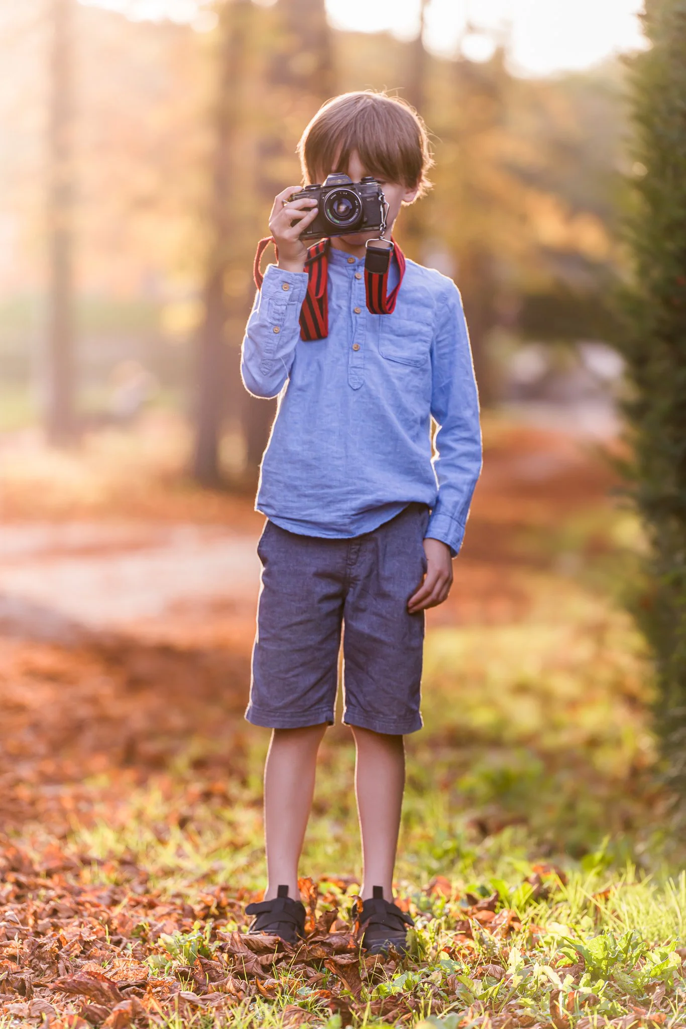 Enfant dans un parc à Paris prend des photos pour une séance photo famille lifestyle