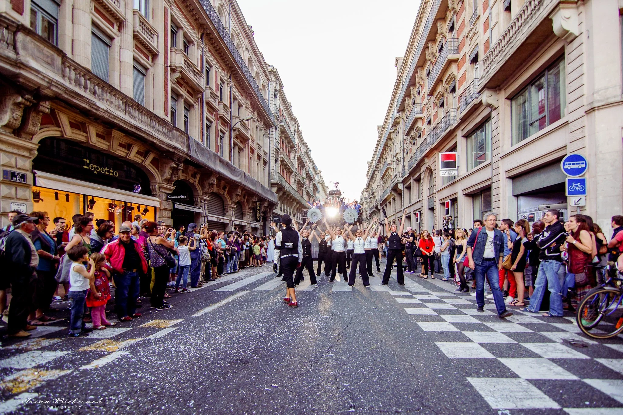 parade danse rue char lumineux