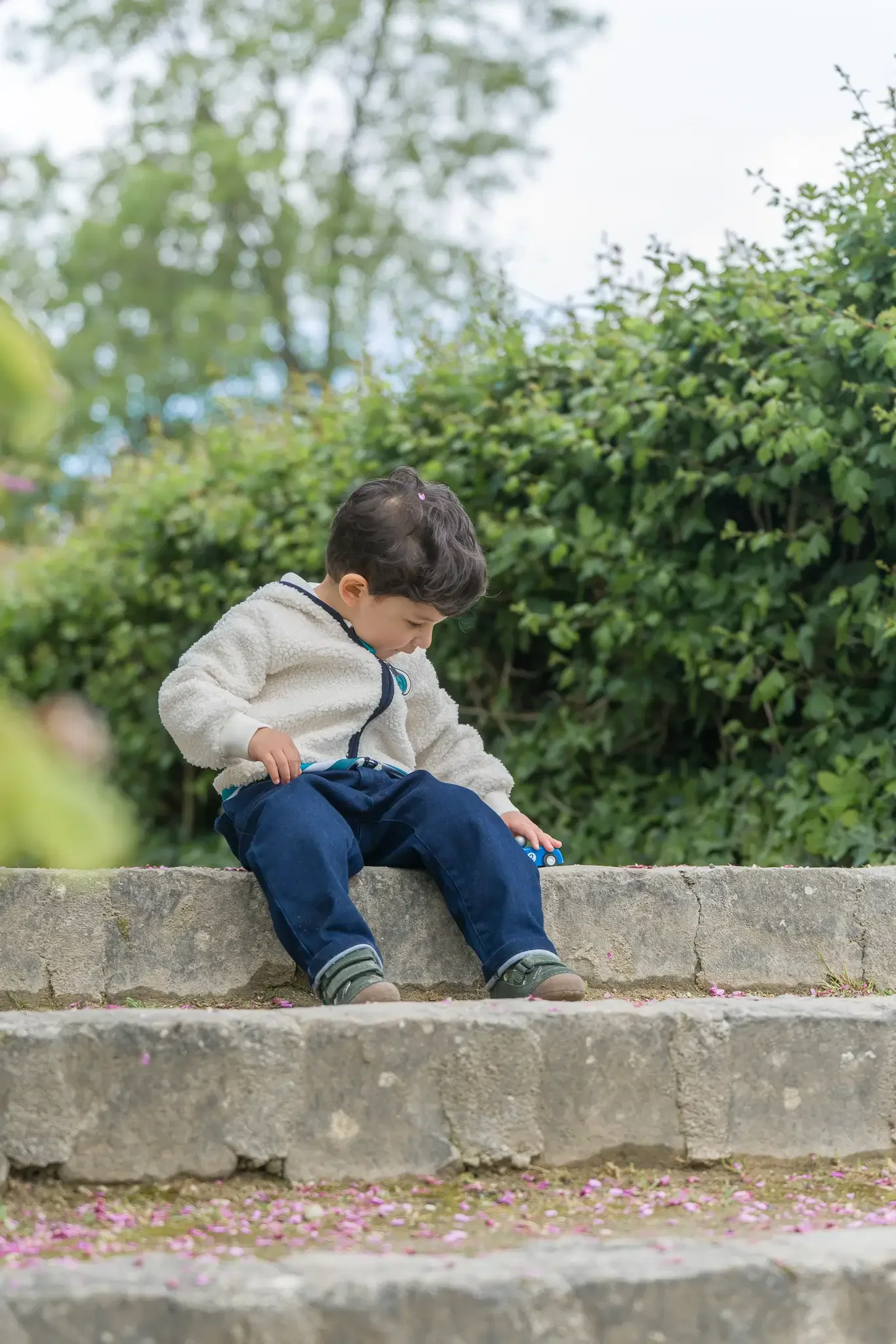 Enfant joue au parc de l'Ile Saint Germain lors d'un shooting photo