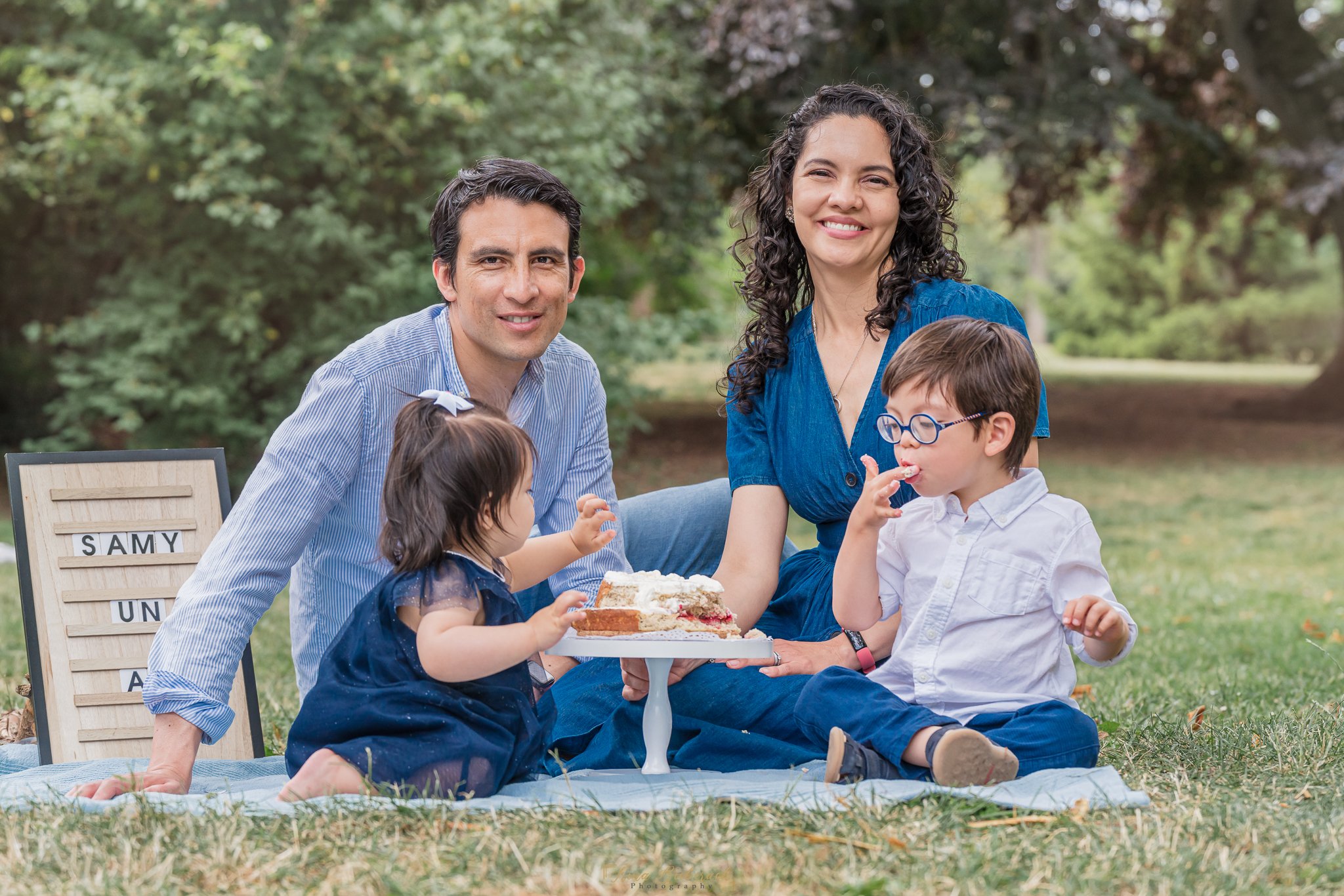 Portrait de famille souriante dans un parc lors de la célébration d'un Smash the Cake à Paris