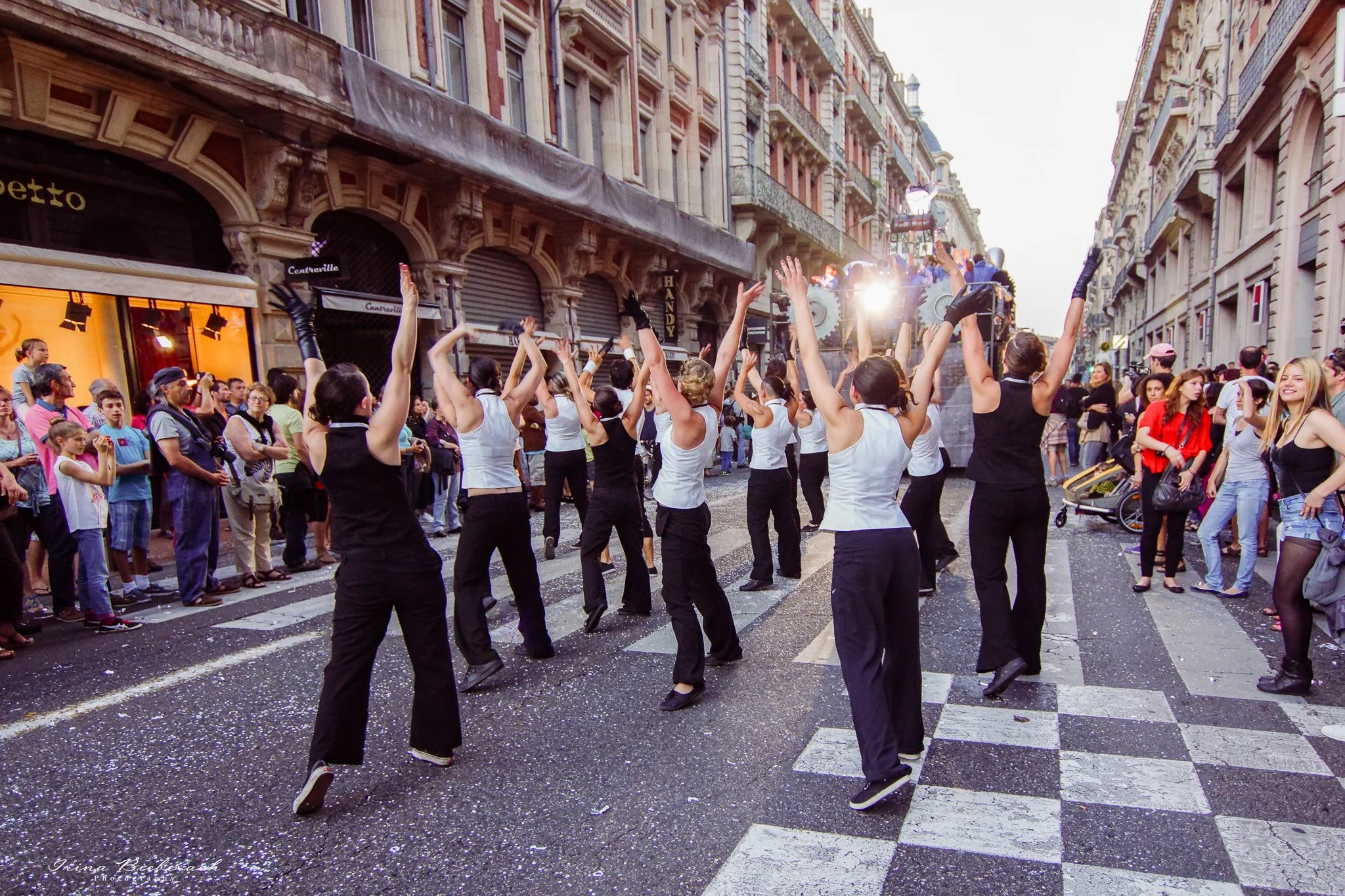 danseurs groupe choregraphie rue public festival