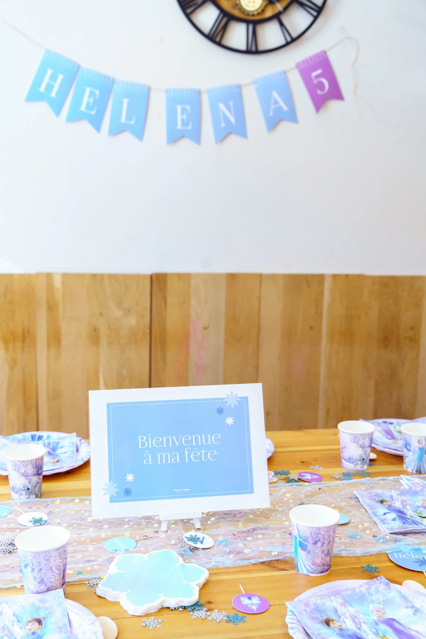 Table de fête d'anniversaire d'enfant à décoration Reine de Neiges à Paris