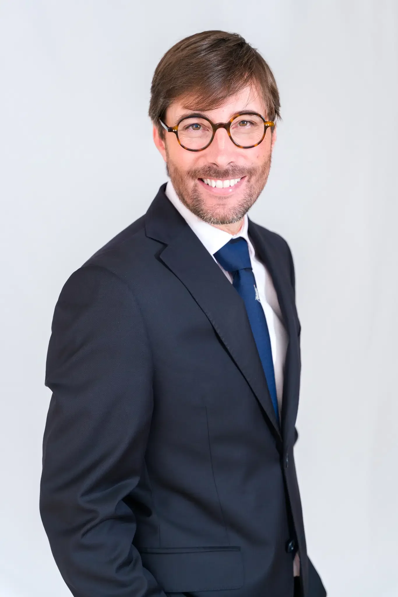 Portrait corporate en studio d'un jeune cadre à La Défense