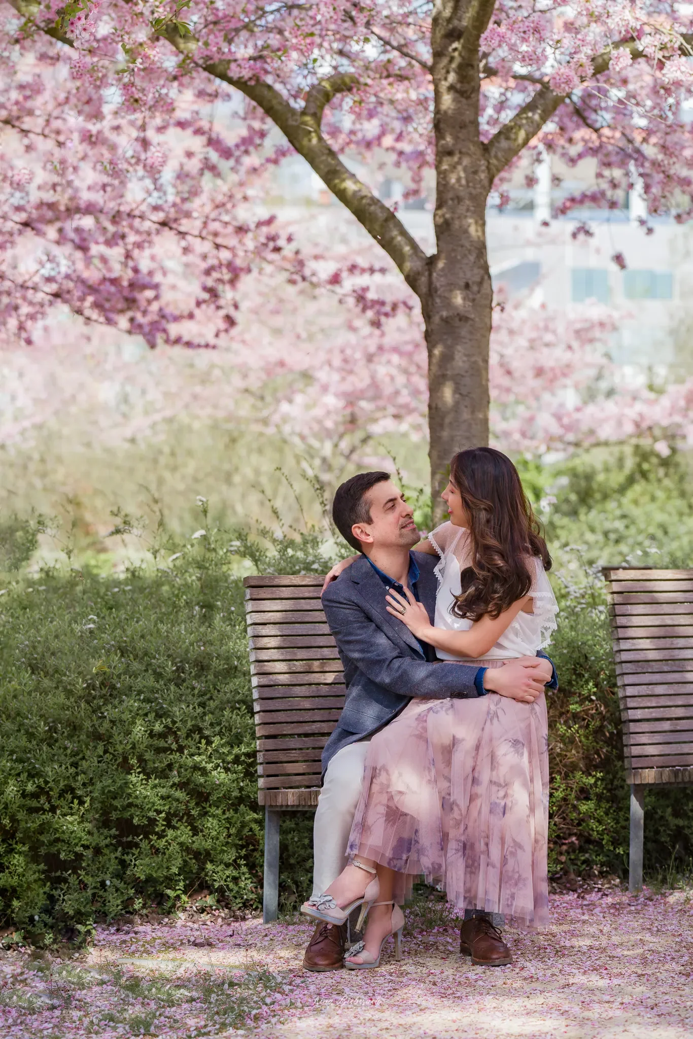 Conseil tenue homme veste bleue et femme jupe rose pour séance photo printemps dans les Hauts de Seine.