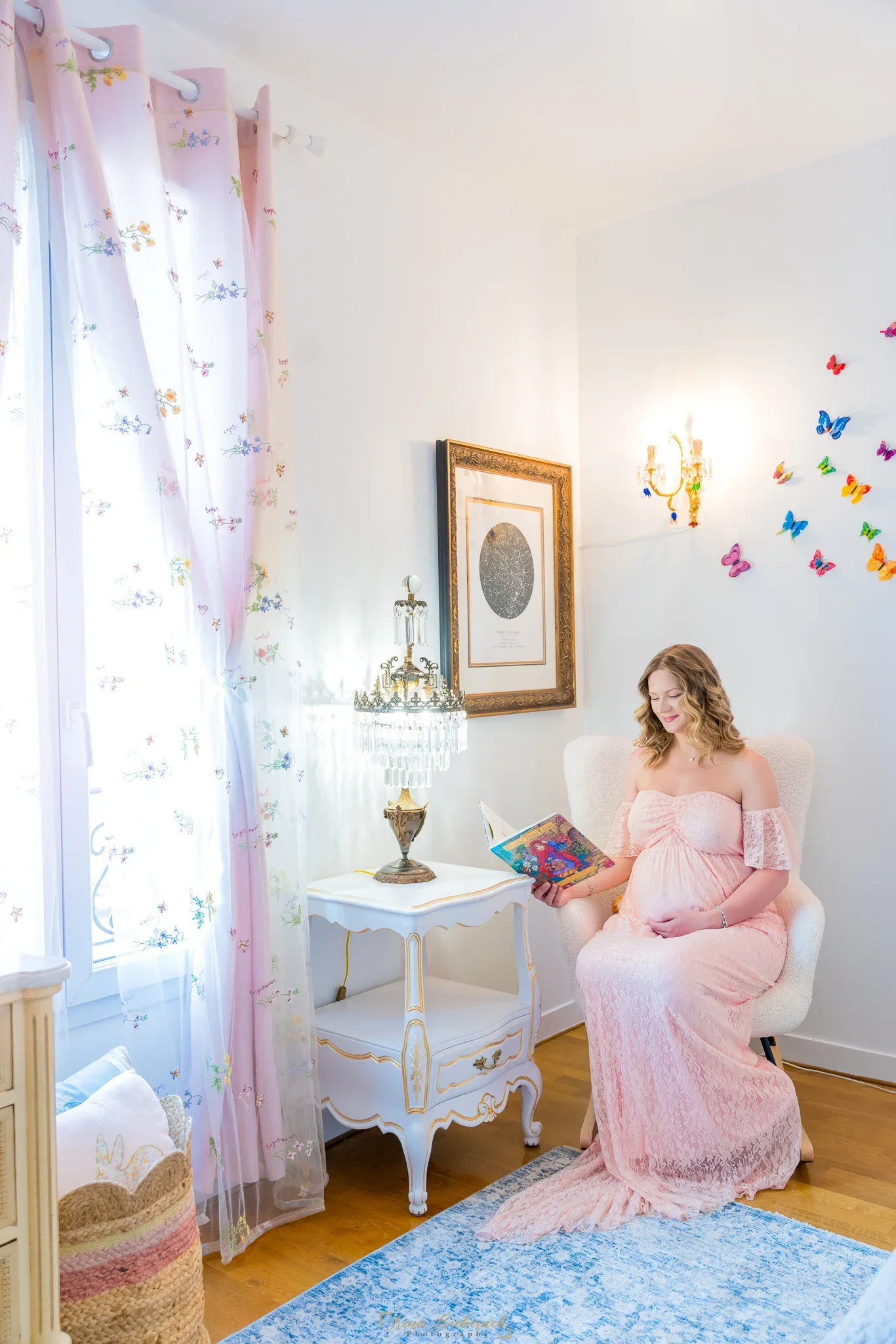 Femme enceinte dans une chambre de bébé pendant une seance photo de maternité