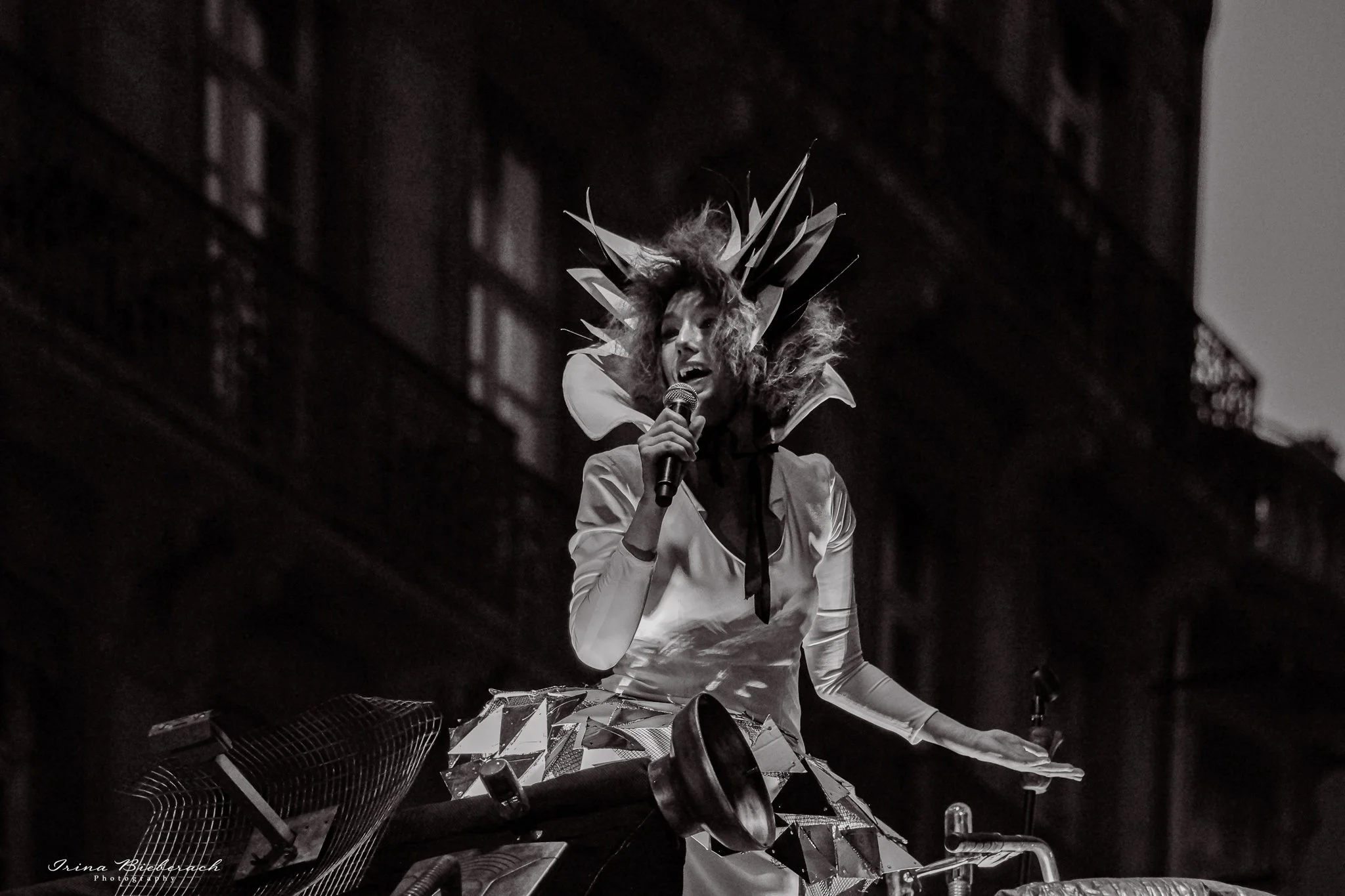 femme chante lors d'un spectacle rue nuit Paris